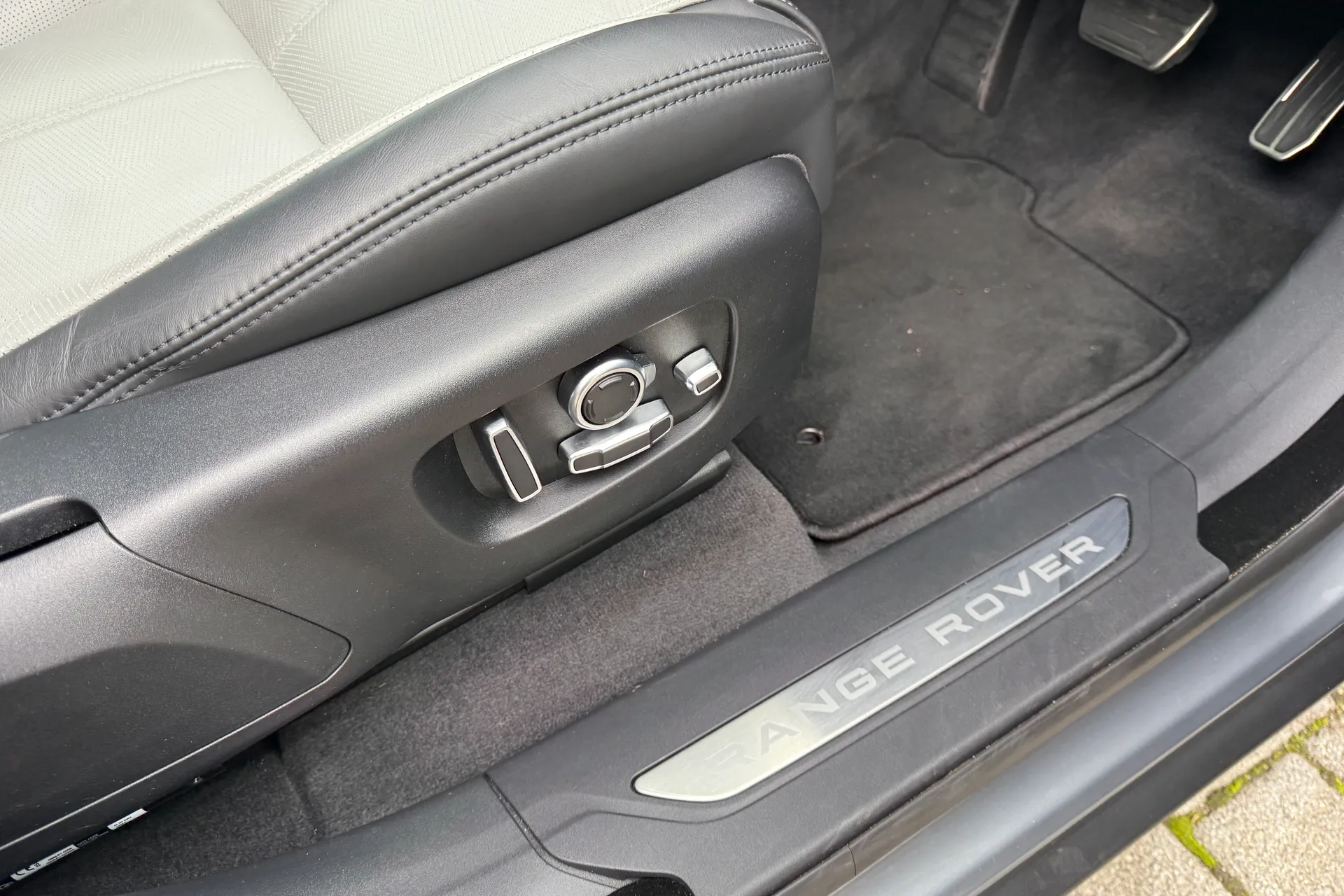 LAND ROVER RANGE ROVER VELAR thumbnail image number 43