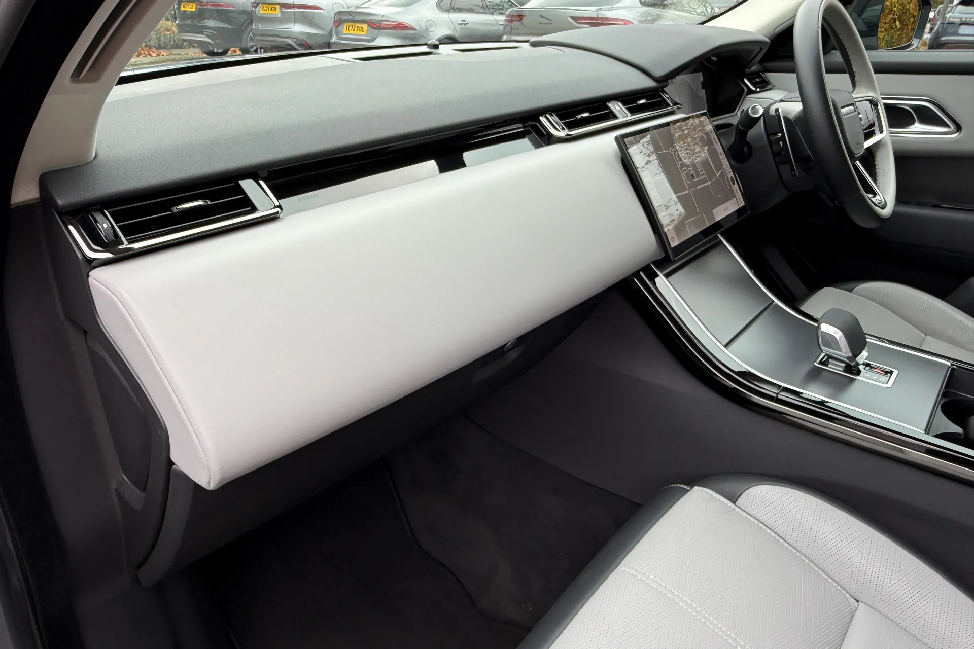 LAND ROVER RANGE ROVER VELAR thumbnail image number 39