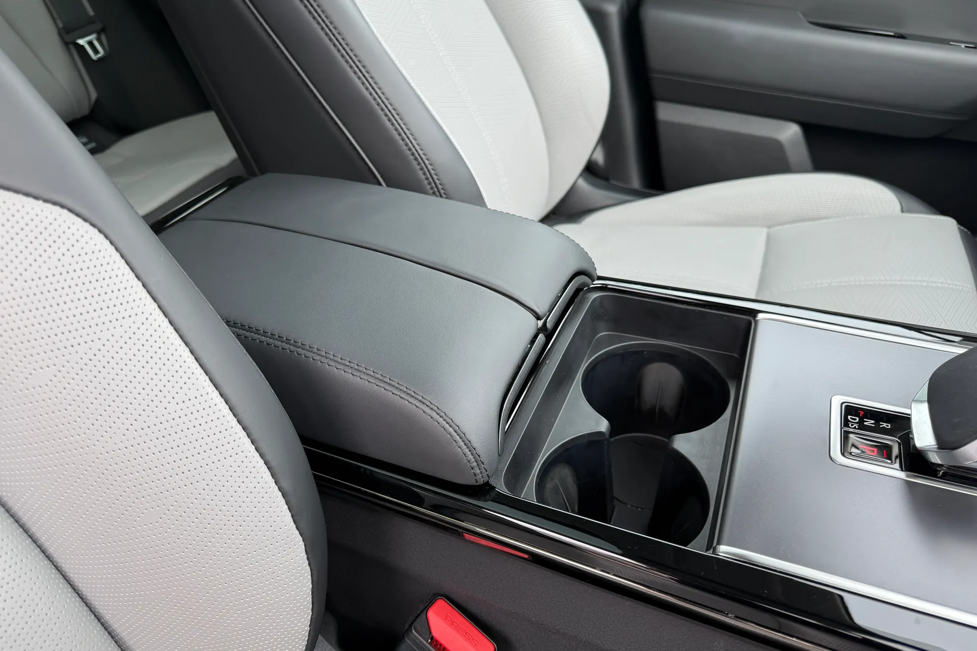 LAND ROVER RANGE ROVER VELAR thumbnail image number 38