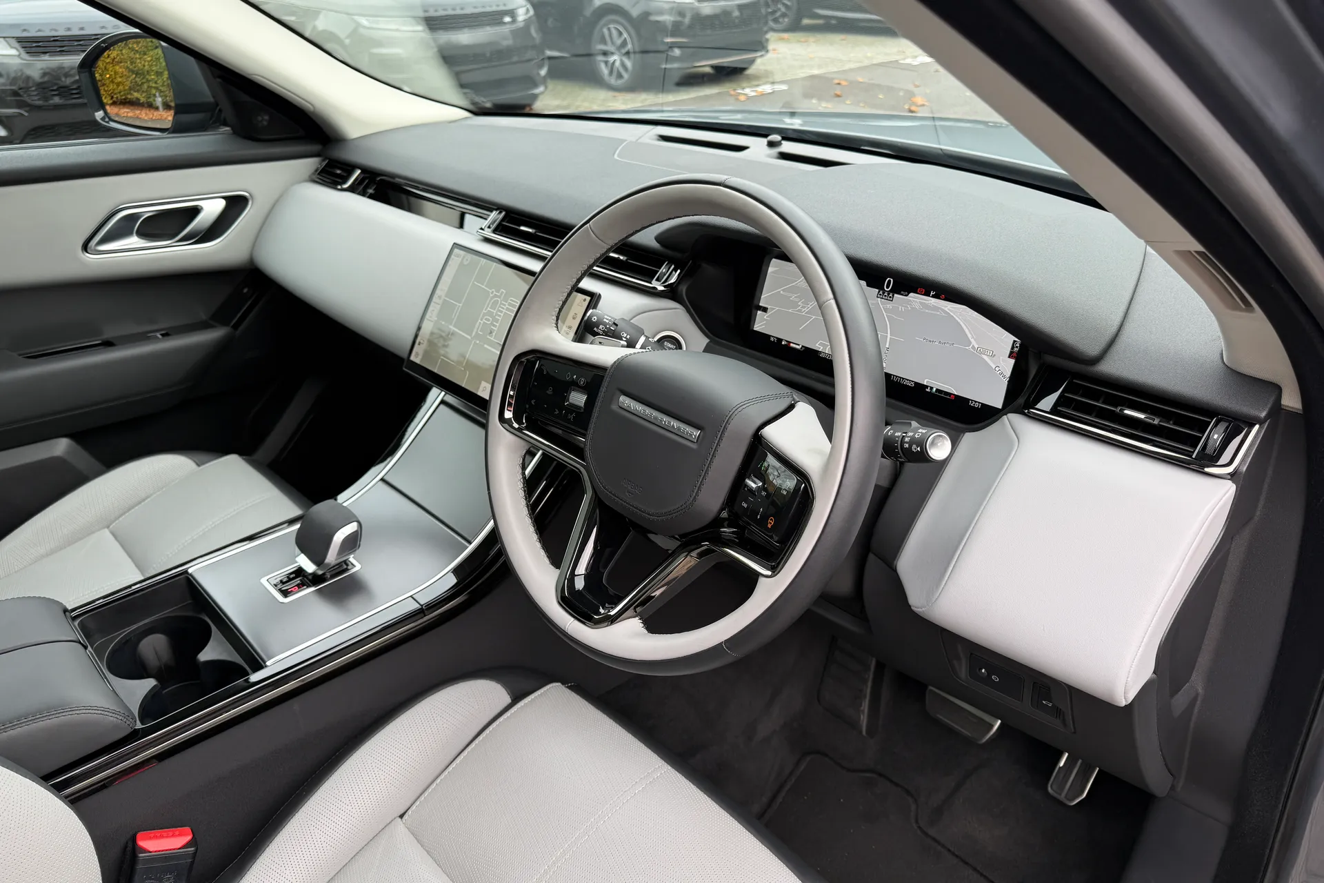 LAND ROVER RANGE ROVER VELAR thumbnail image number 37