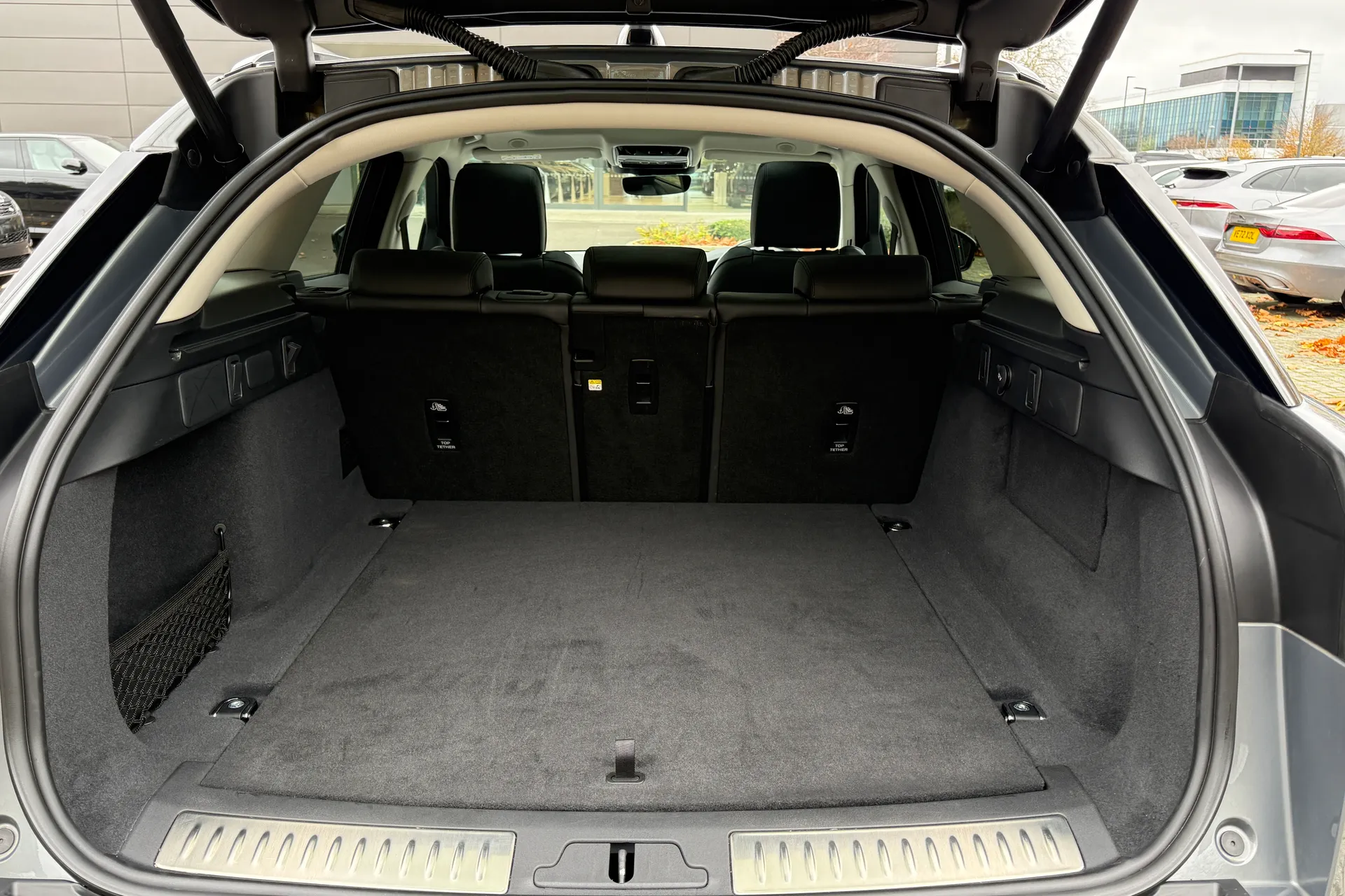 LAND ROVER RANGE ROVER VELAR thumbnail image number 28