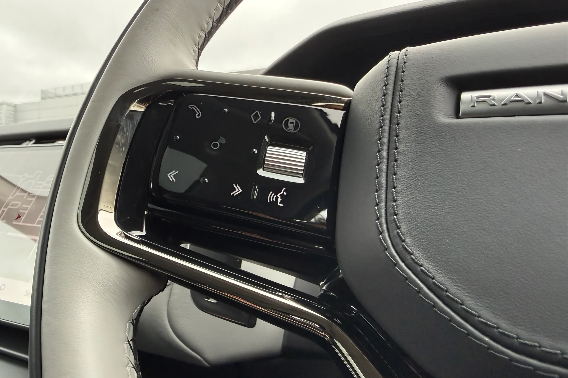 LAND ROVER RANGE ROVER VELAR thumbnail image number 46