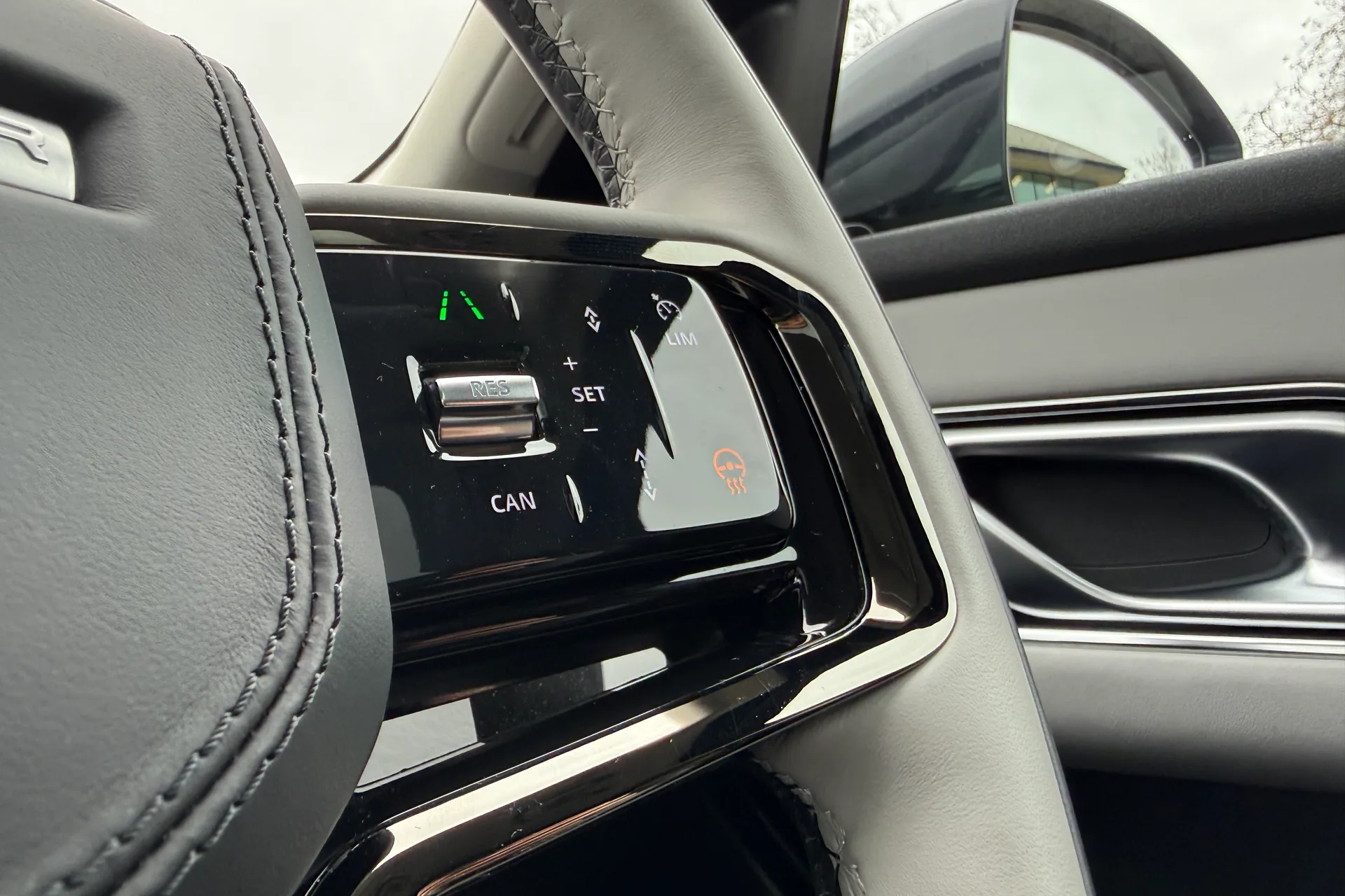 LAND ROVER RANGE ROVER VELAR thumbnail image number 47