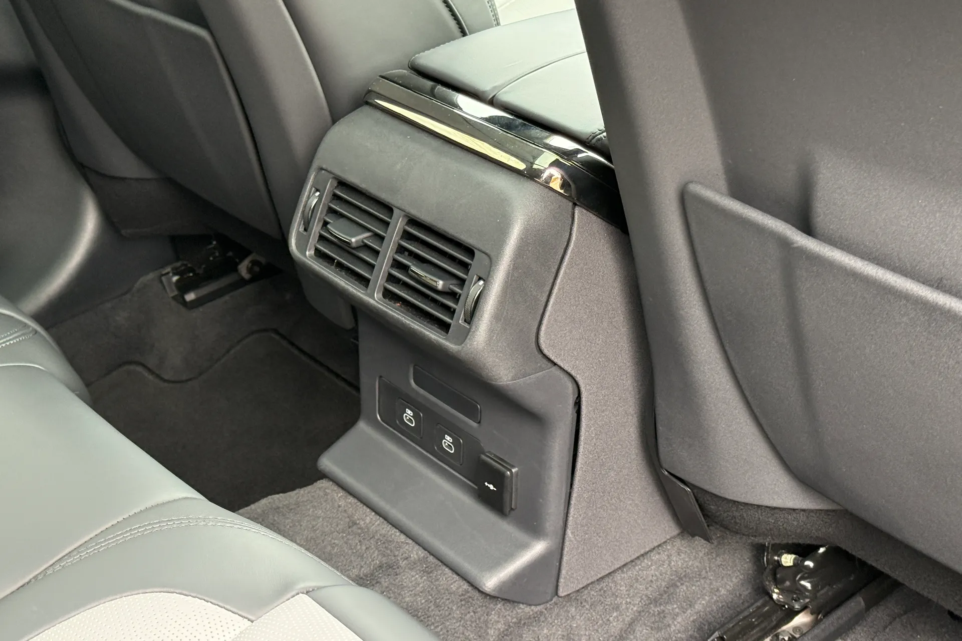 LAND ROVER RANGE ROVER VELAR thumbnail image number 34