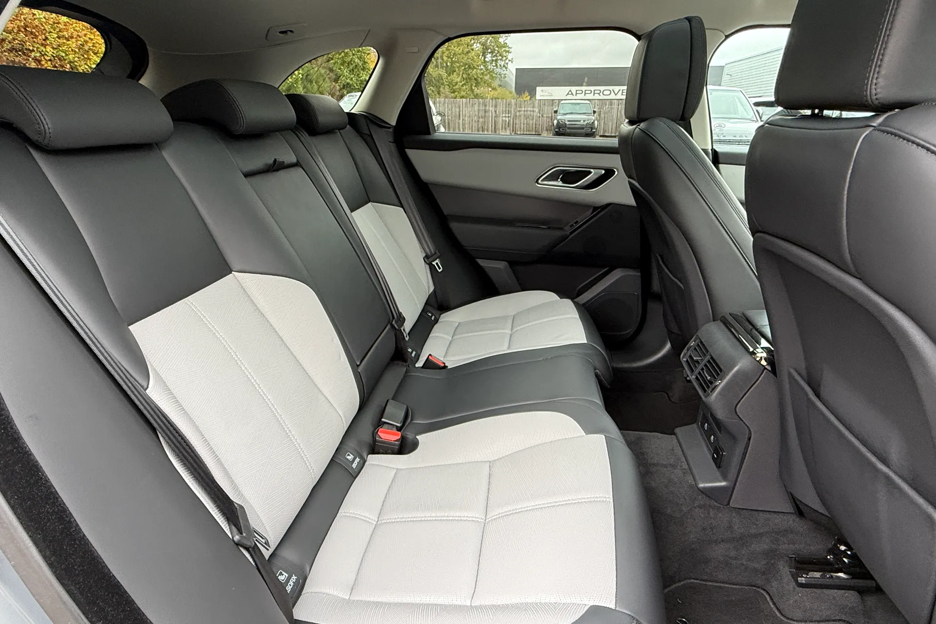 LAND ROVER RANGE ROVER VELAR thumbnail image number 31