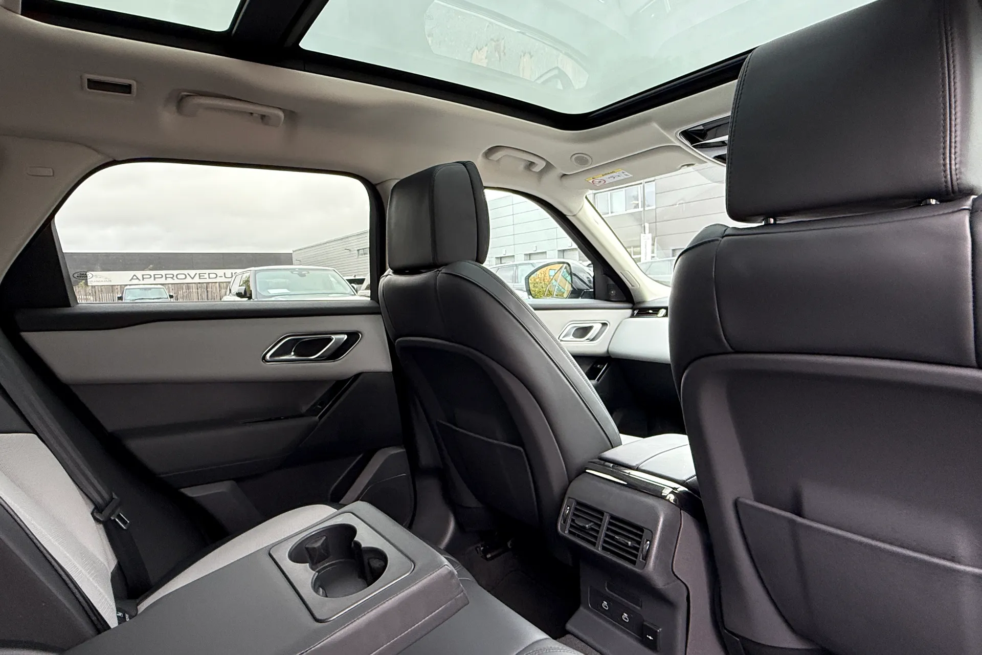 LAND ROVER RANGE ROVER VELAR thumbnail image number 32