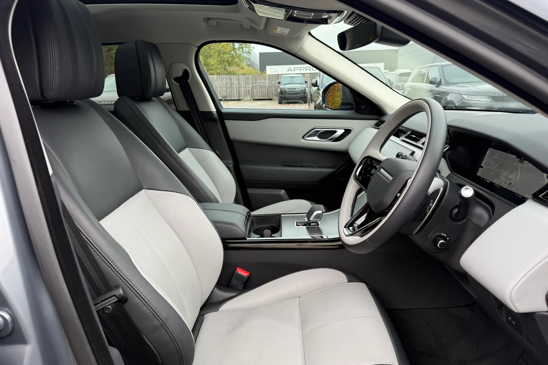 LAND ROVER RANGE ROVER VELAR thumbnail image number 36