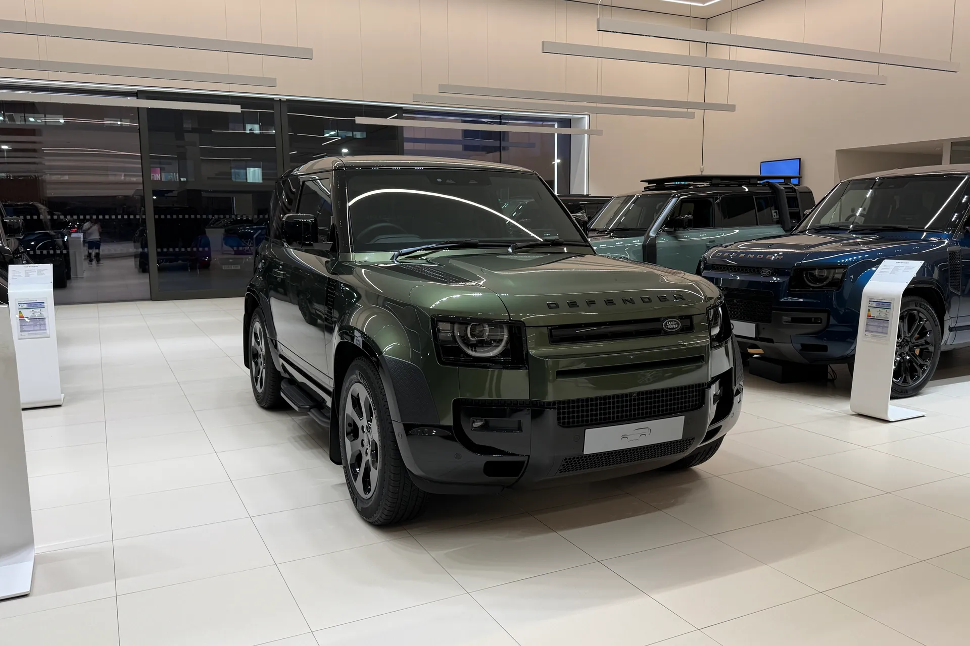 LAND ROVER Defender 90 focused image