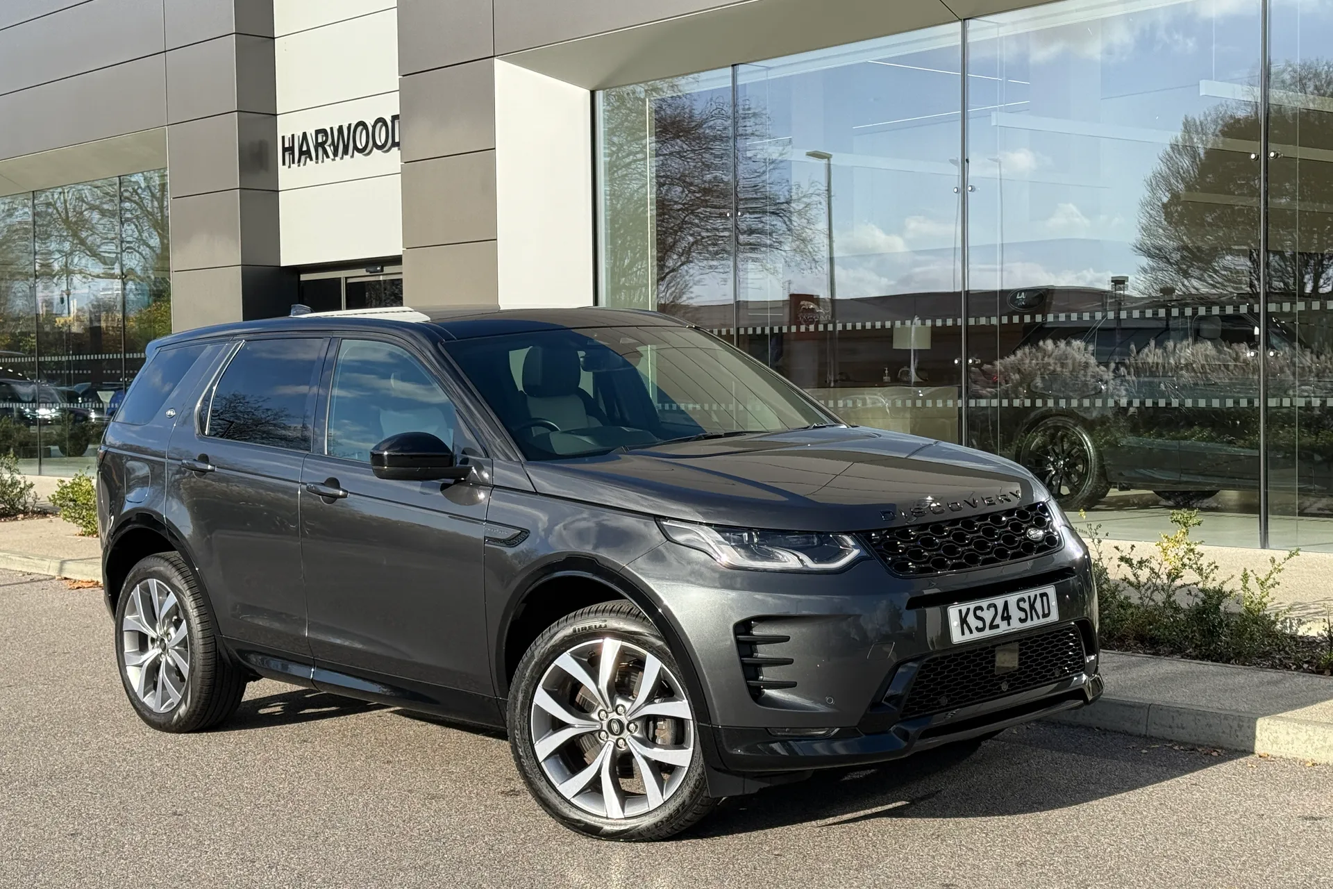 LAND ROVER DISCOVERY SPORT focused image