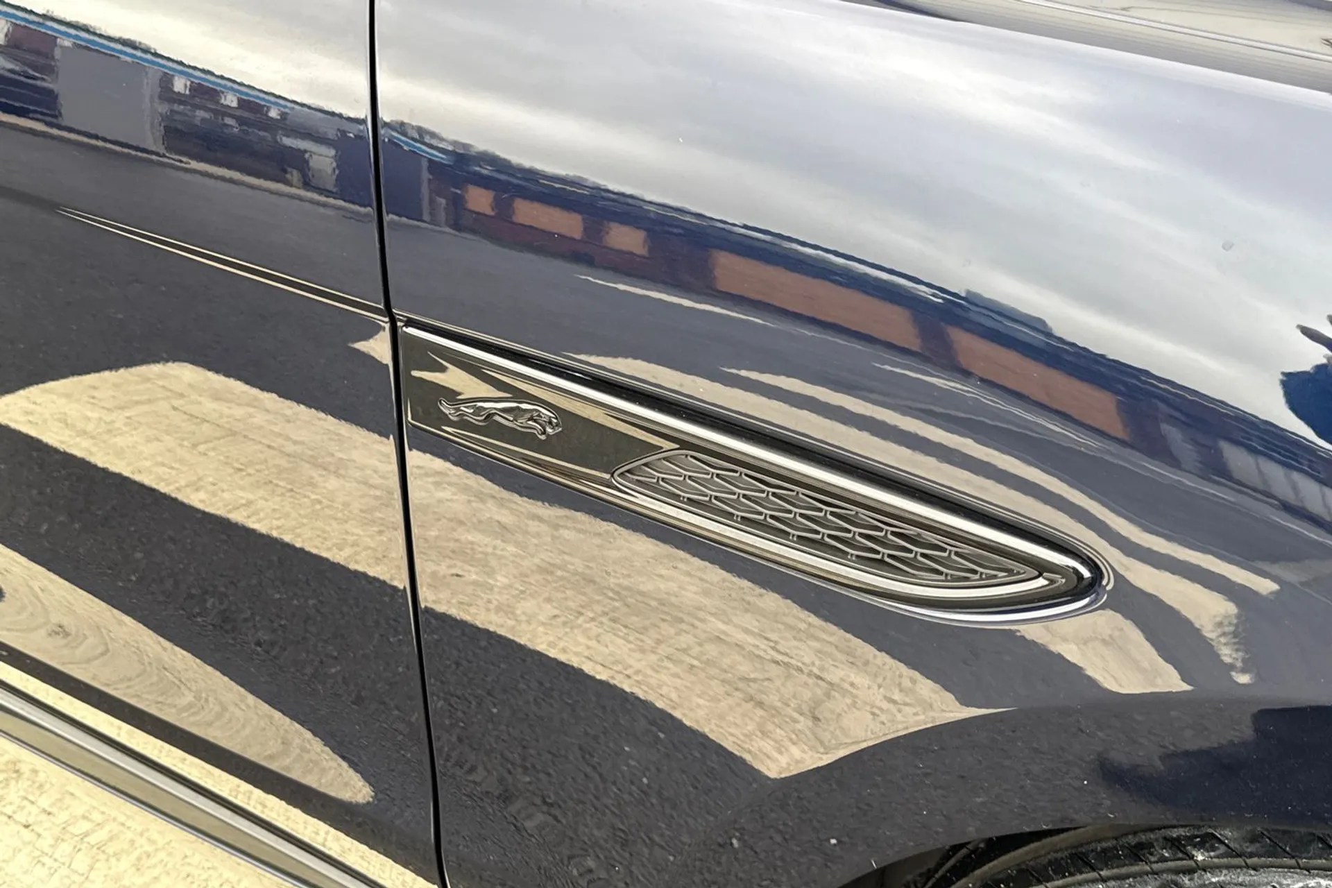 Jaguar F-PACE thumbnail image number 32