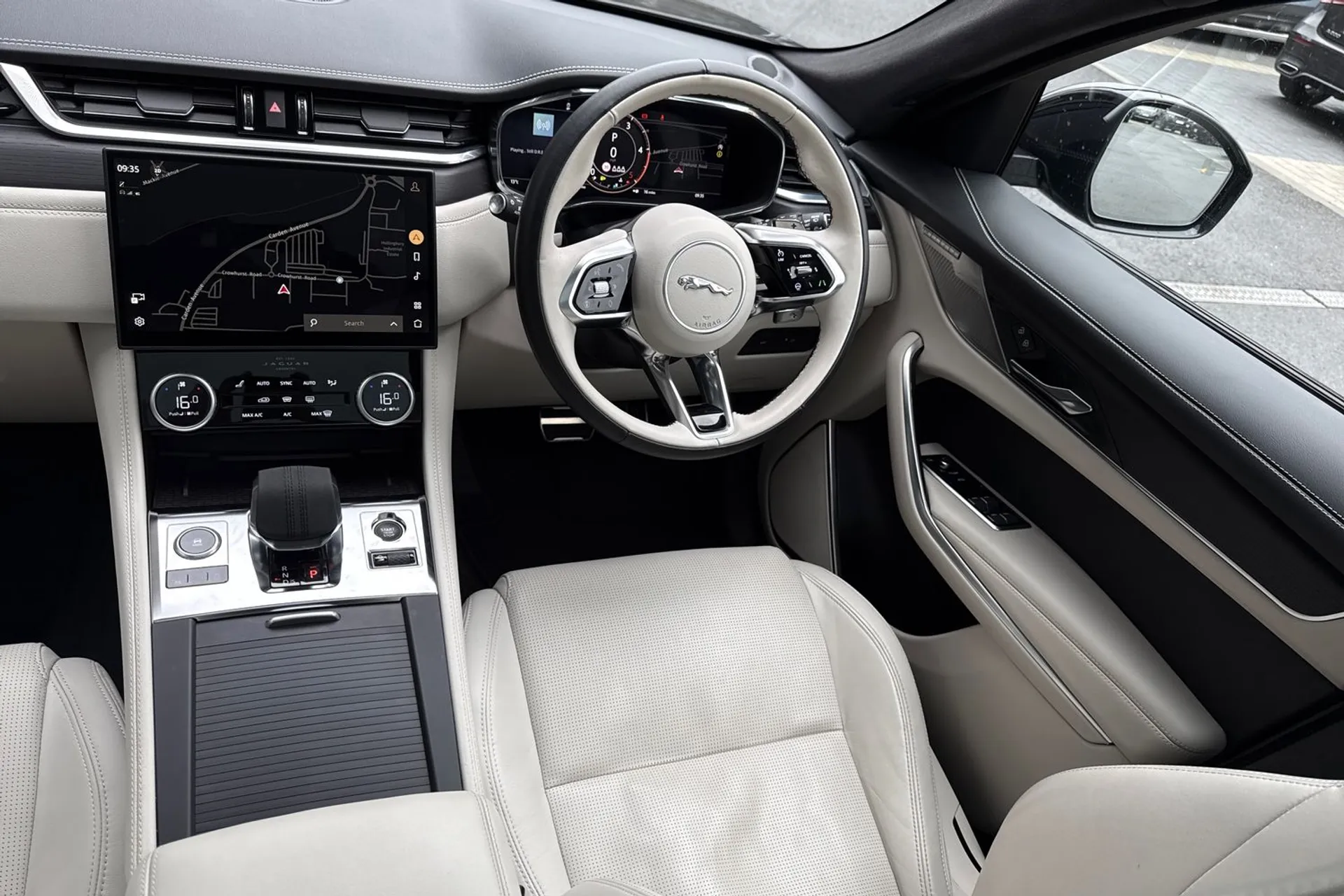 Jaguar F-PACE thumbnail image number 49