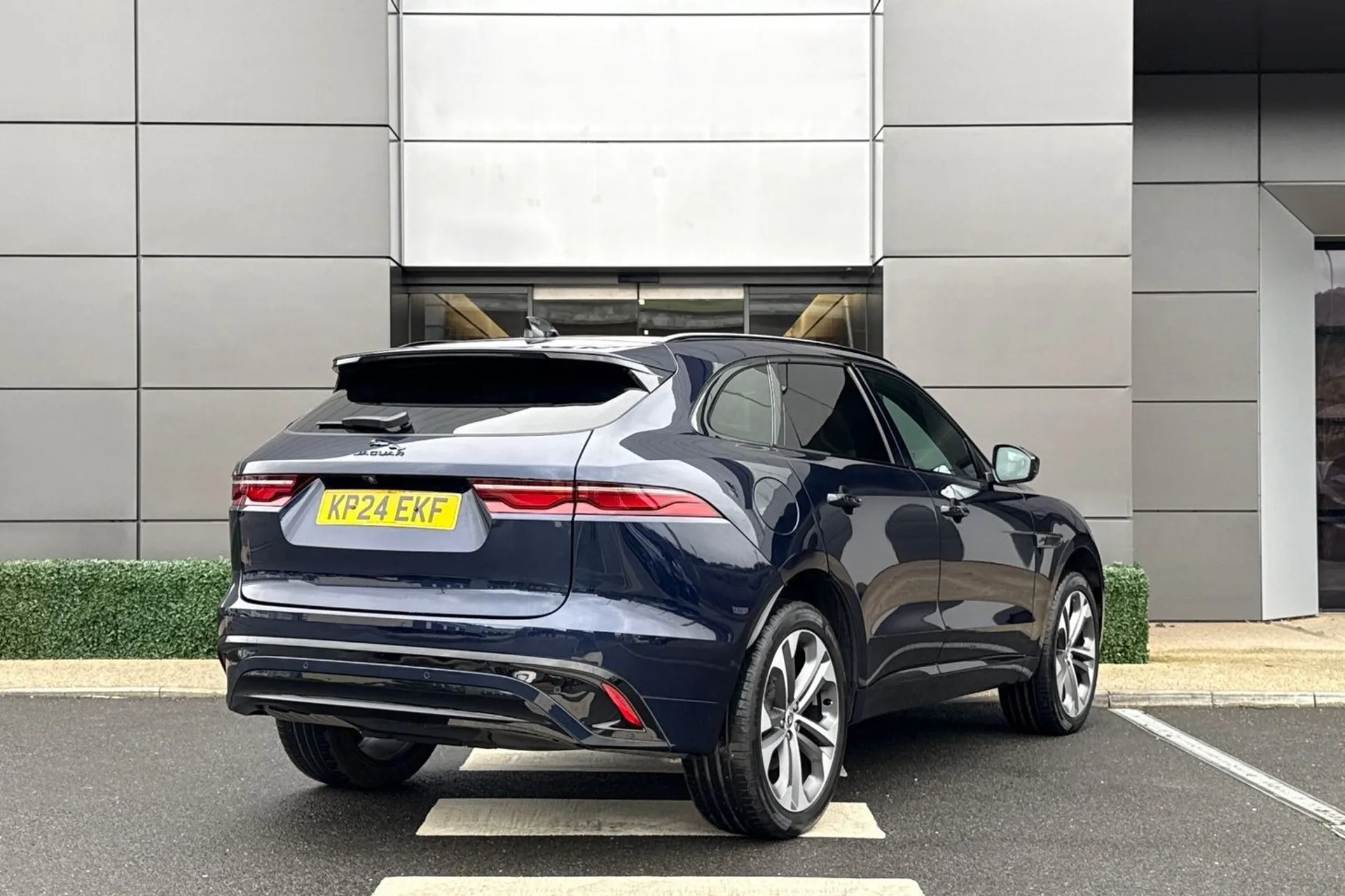 Jaguar F-PACE thumbnail image number 11