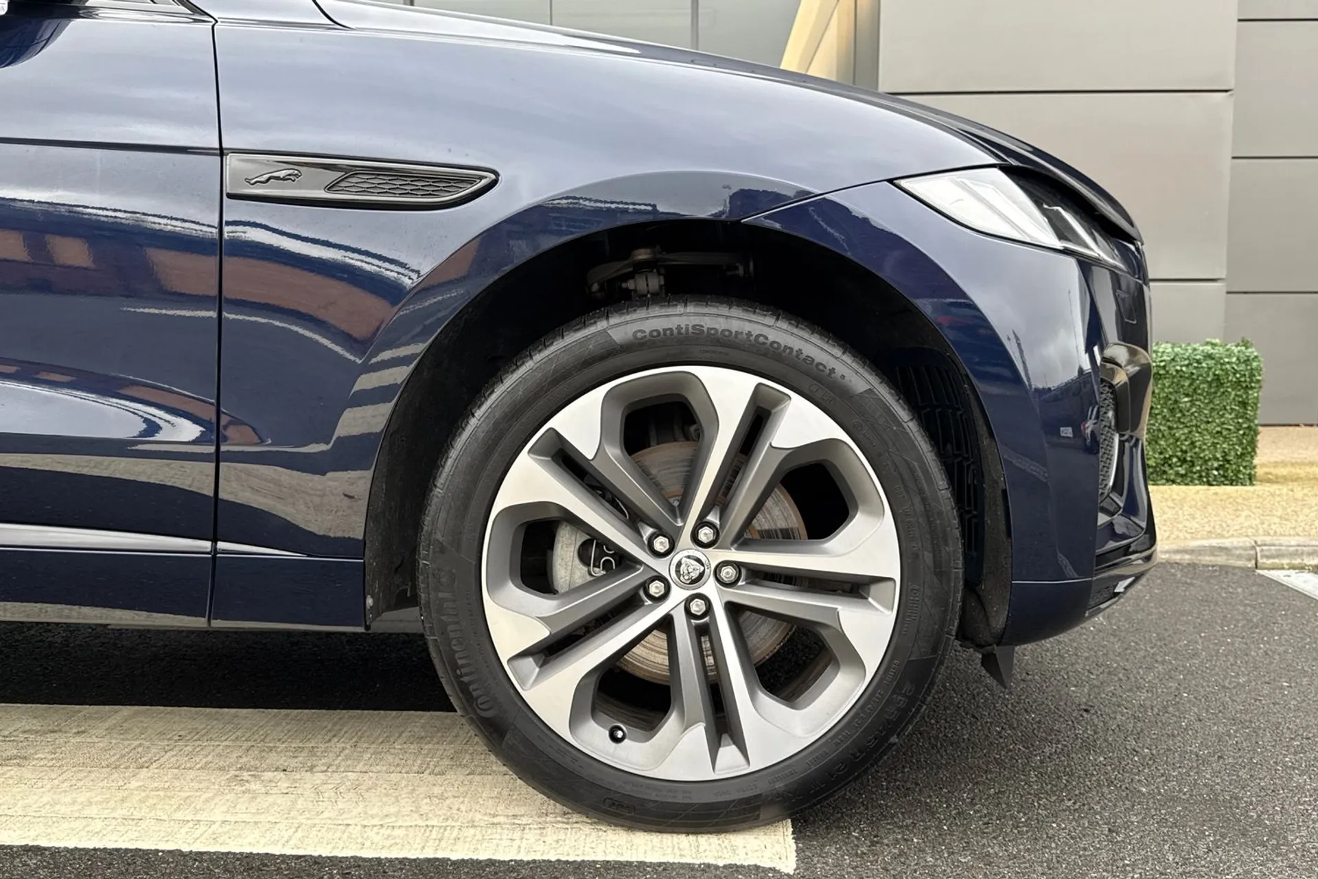 Jaguar F-PACE thumbnail image number 17