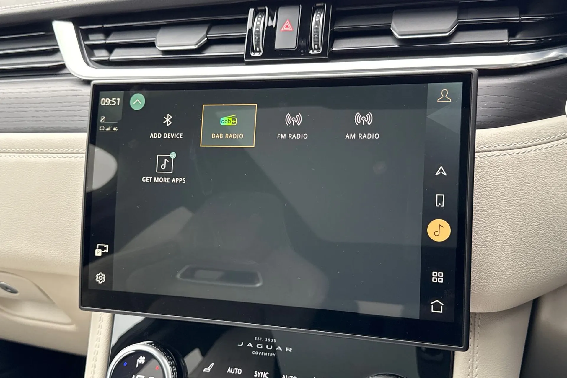 Jaguar F-PACE thumbnail image number 28