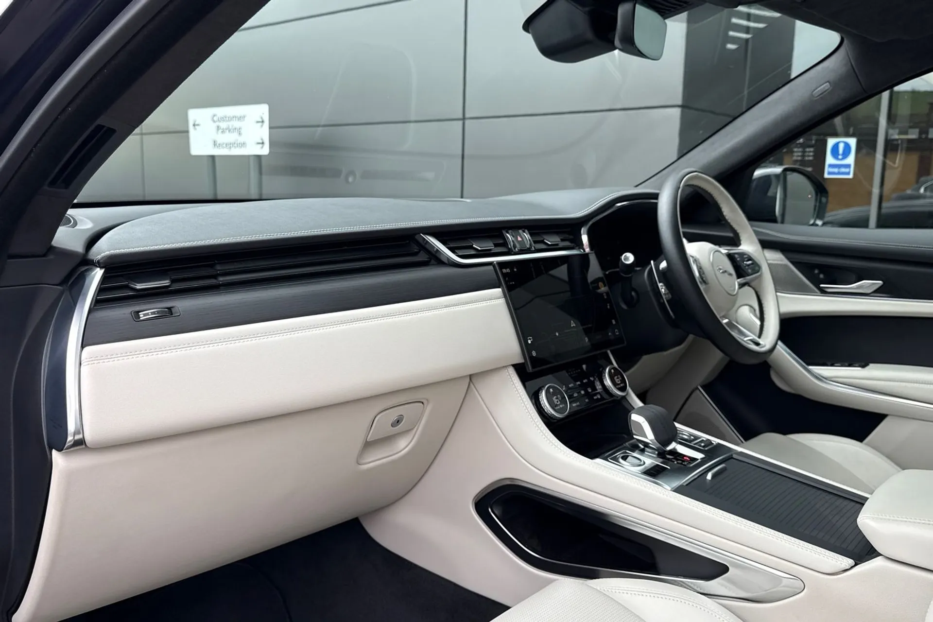 Jaguar F-PACE thumbnail image number 50