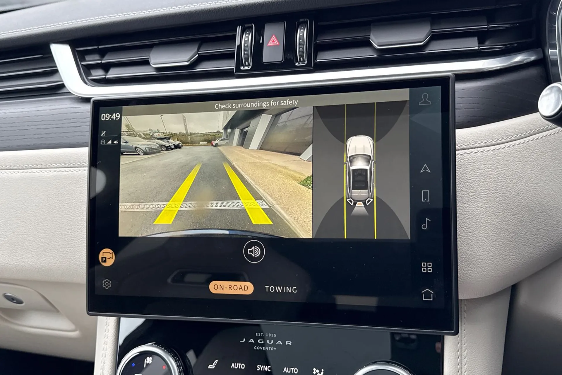 Jaguar F-PACE thumbnail image number 4