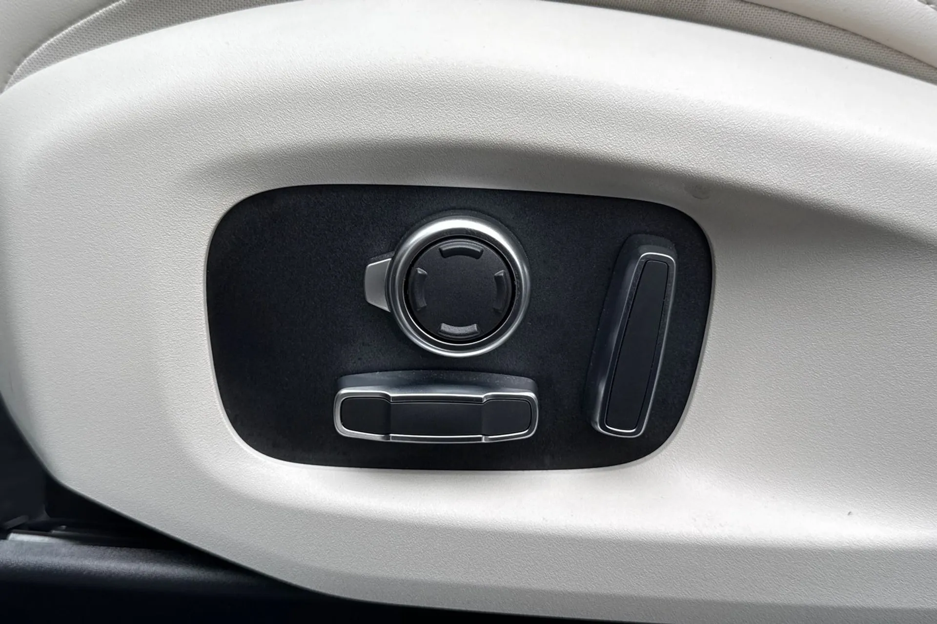 Jaguar F-PACE thumbnail image number 53