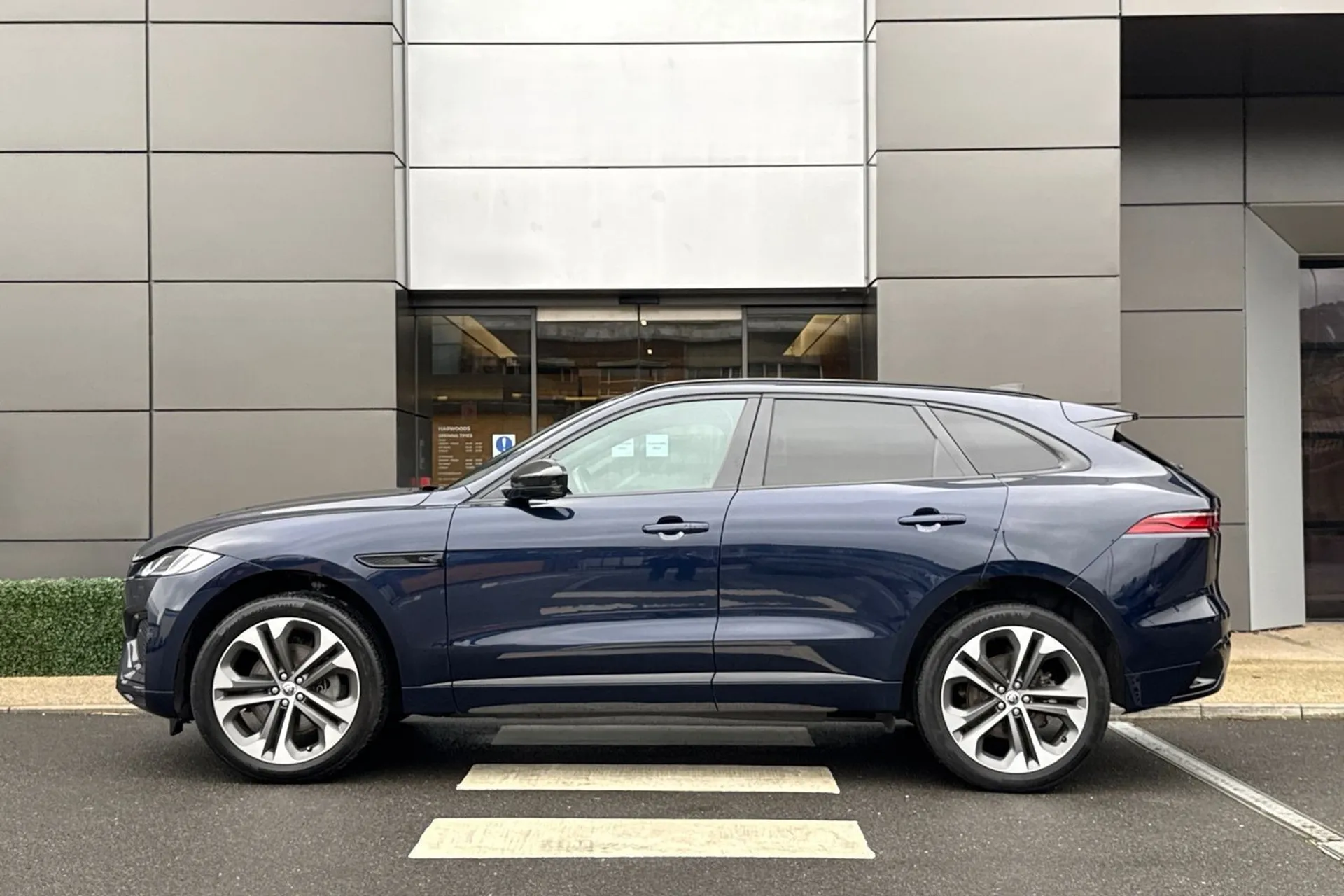 Jaguar F-PACE thumbnail image number 6