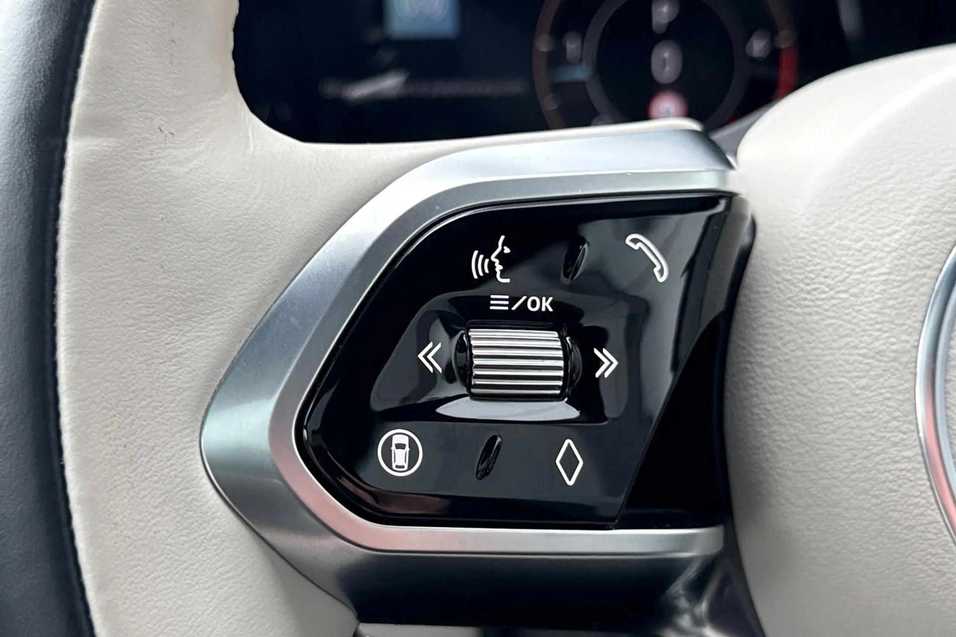 Jaguar F-PACE thumbnail image number 36