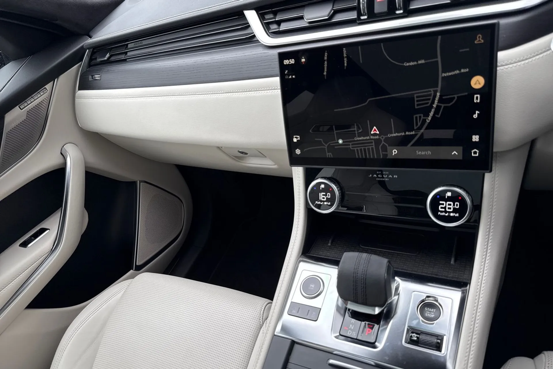 Jaguar F-PACE thumbnail image number 35