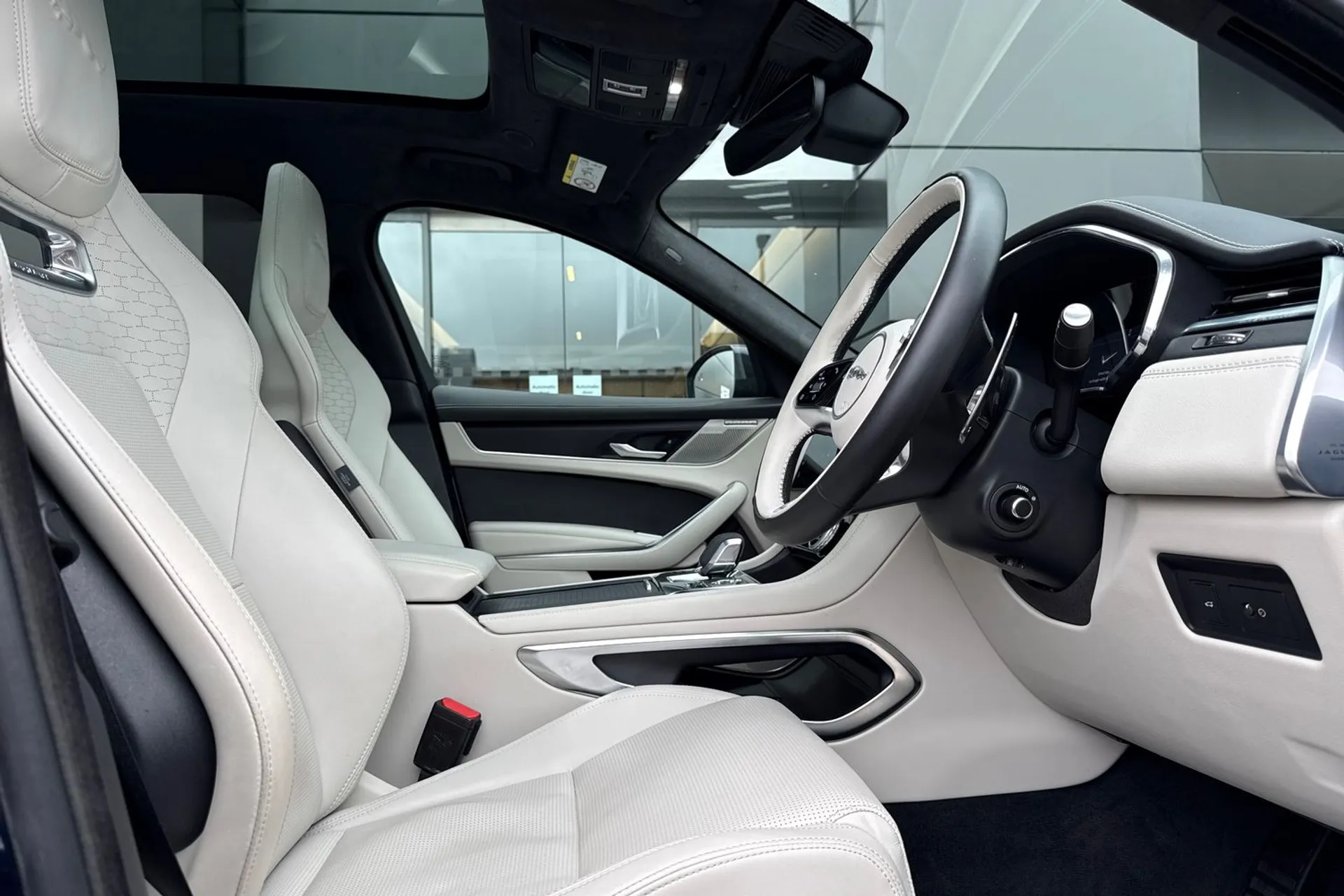 Jaguar F-PACE thumbnail image number 21