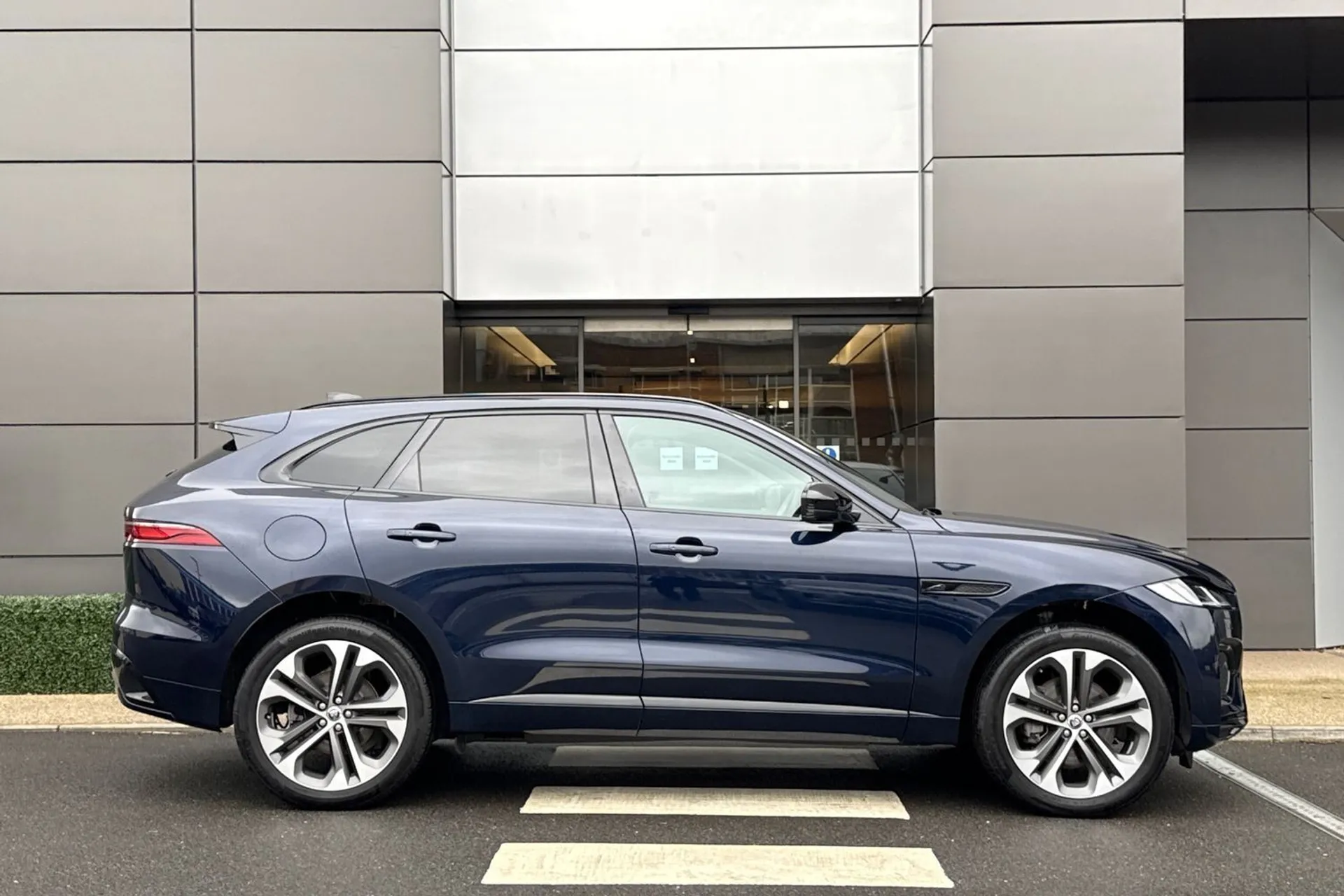 Jaguar F-PACE thumbnail image number 2