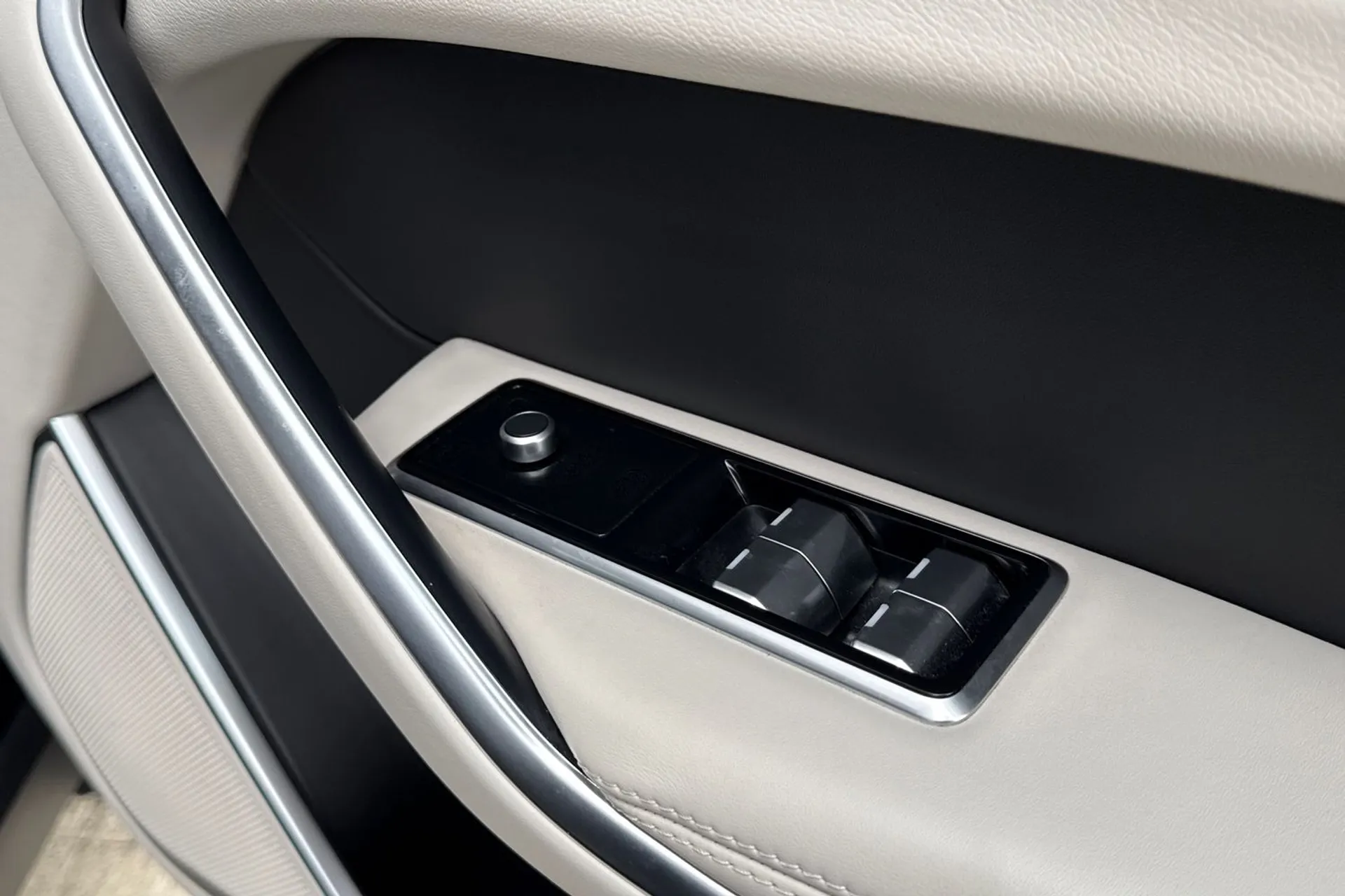 Jaguar F-PACE thumbnail image number 26