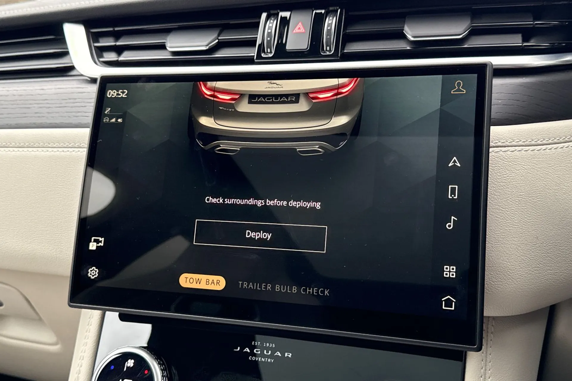 Jaguar F-PACE thumbnail image number 13