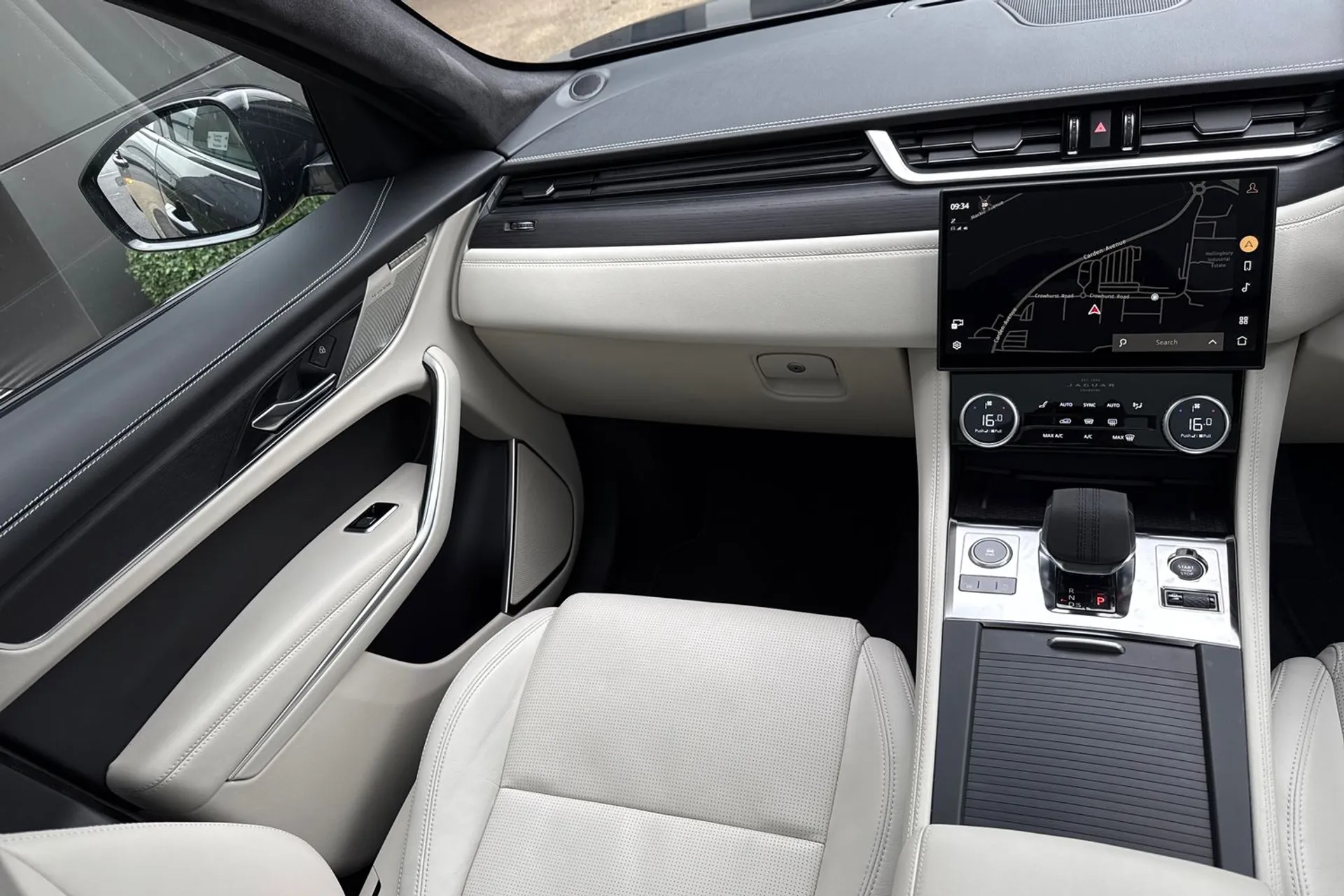 Jaguar F-PACE thumbnail image number 48