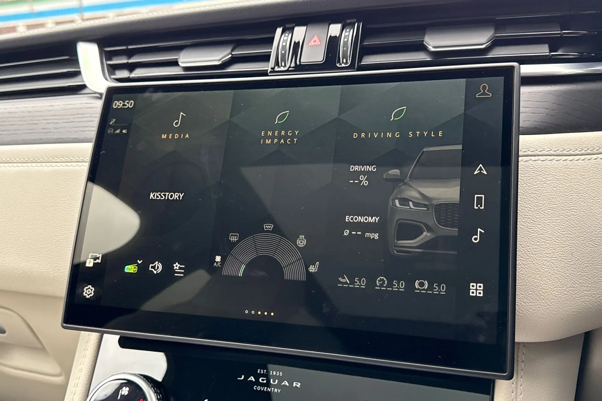 Jaguar F-PACE thumbnail image number 61