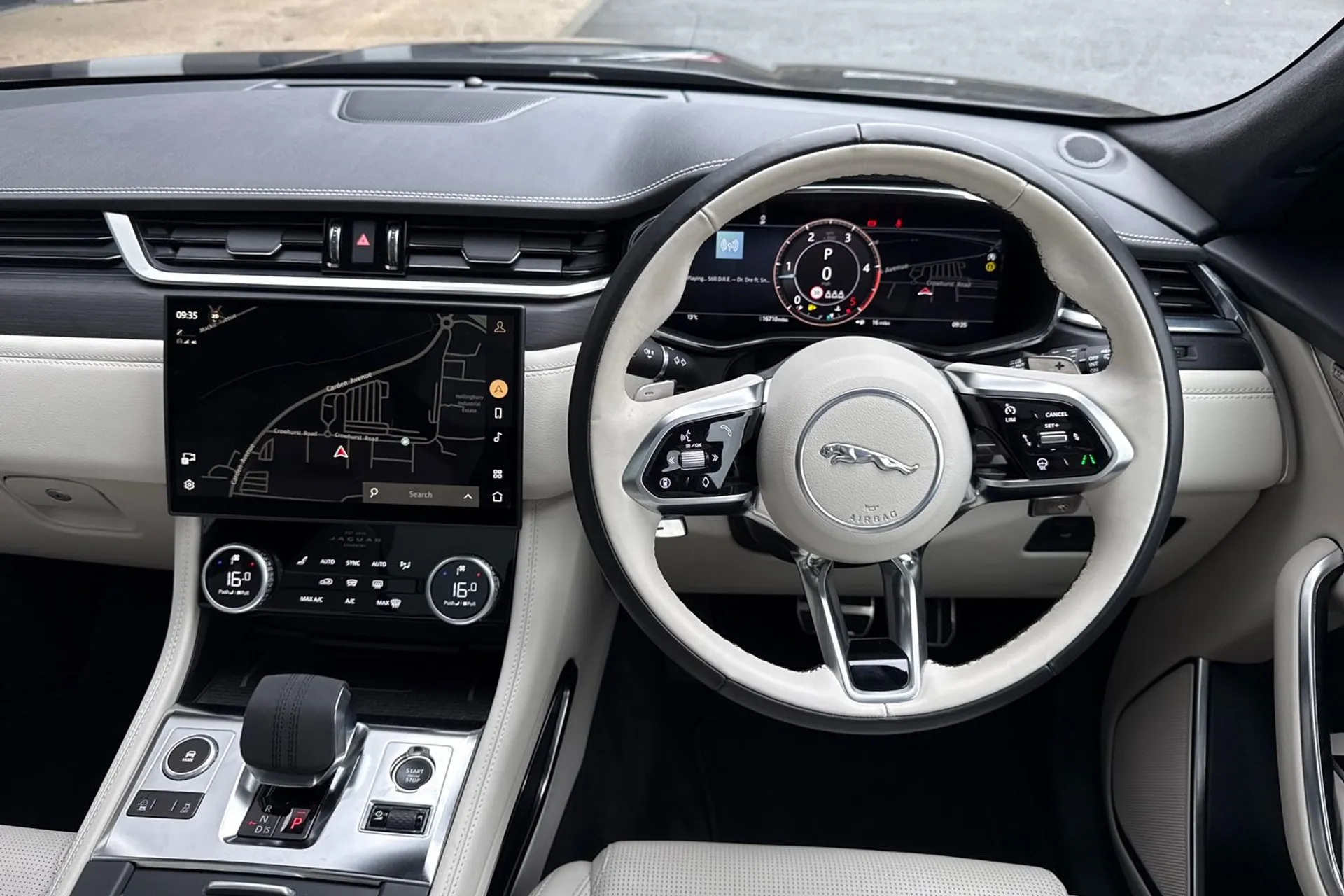 Jaguar F-PACE thumbnail image number 33