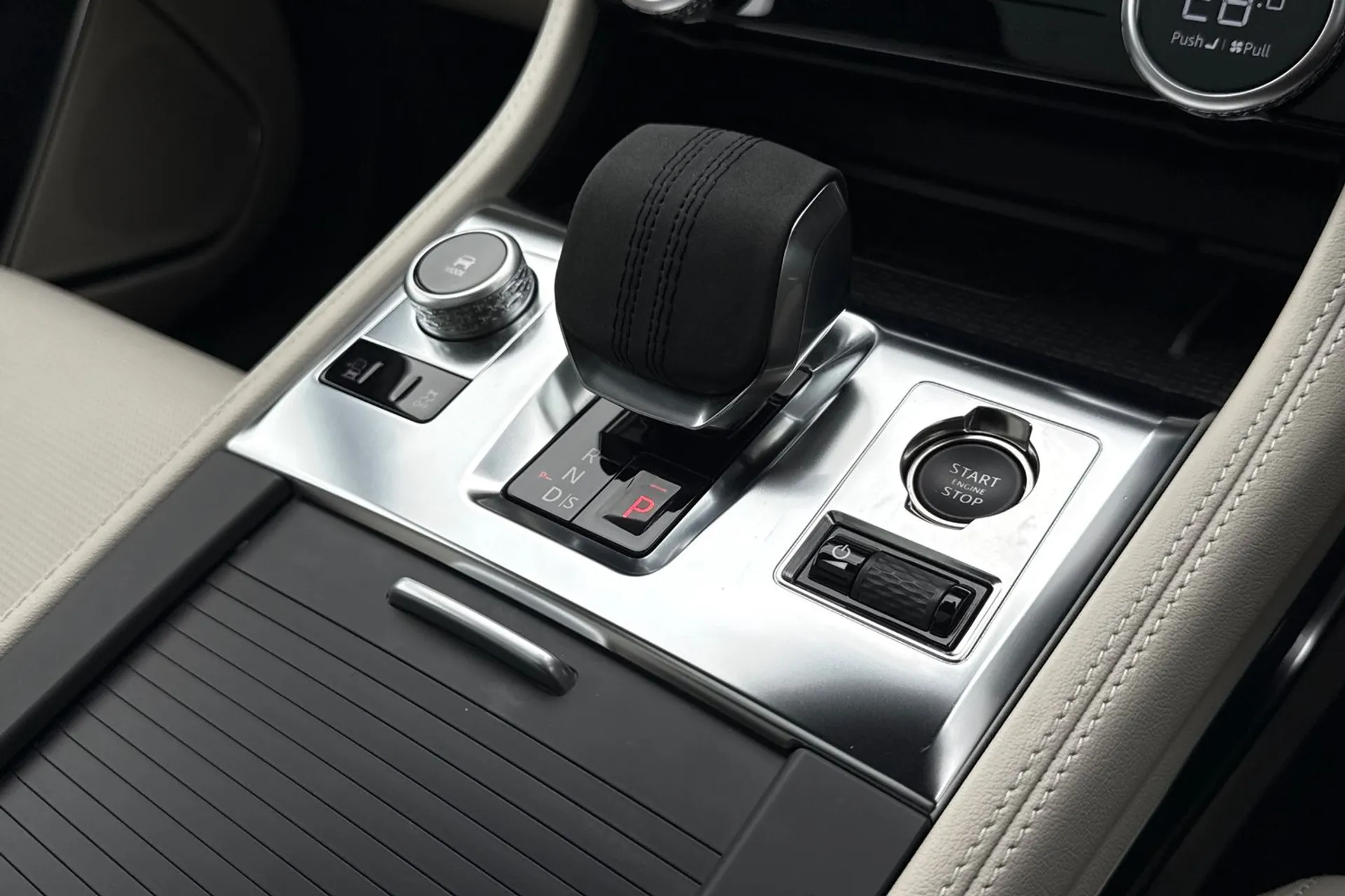 Jaguar F-PACE thumbnail image number 58