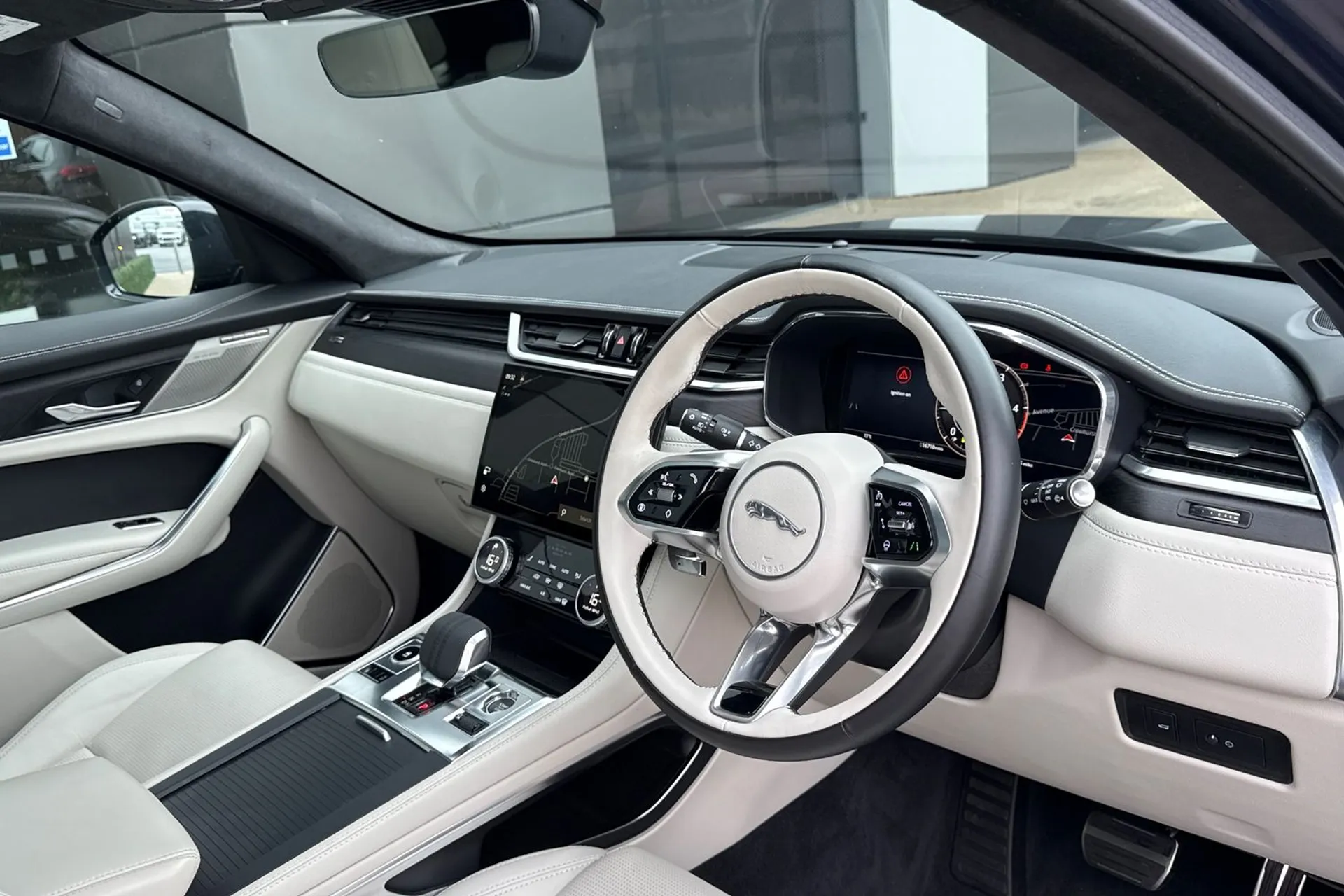 Jaguar F-PACE thumbnail image number 22