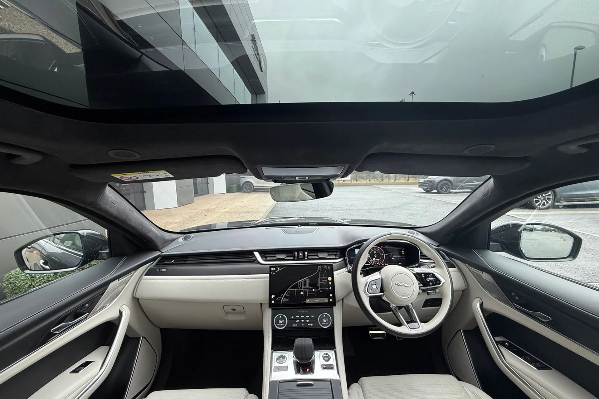 Jaguar F-PACE thumbnail image number 3