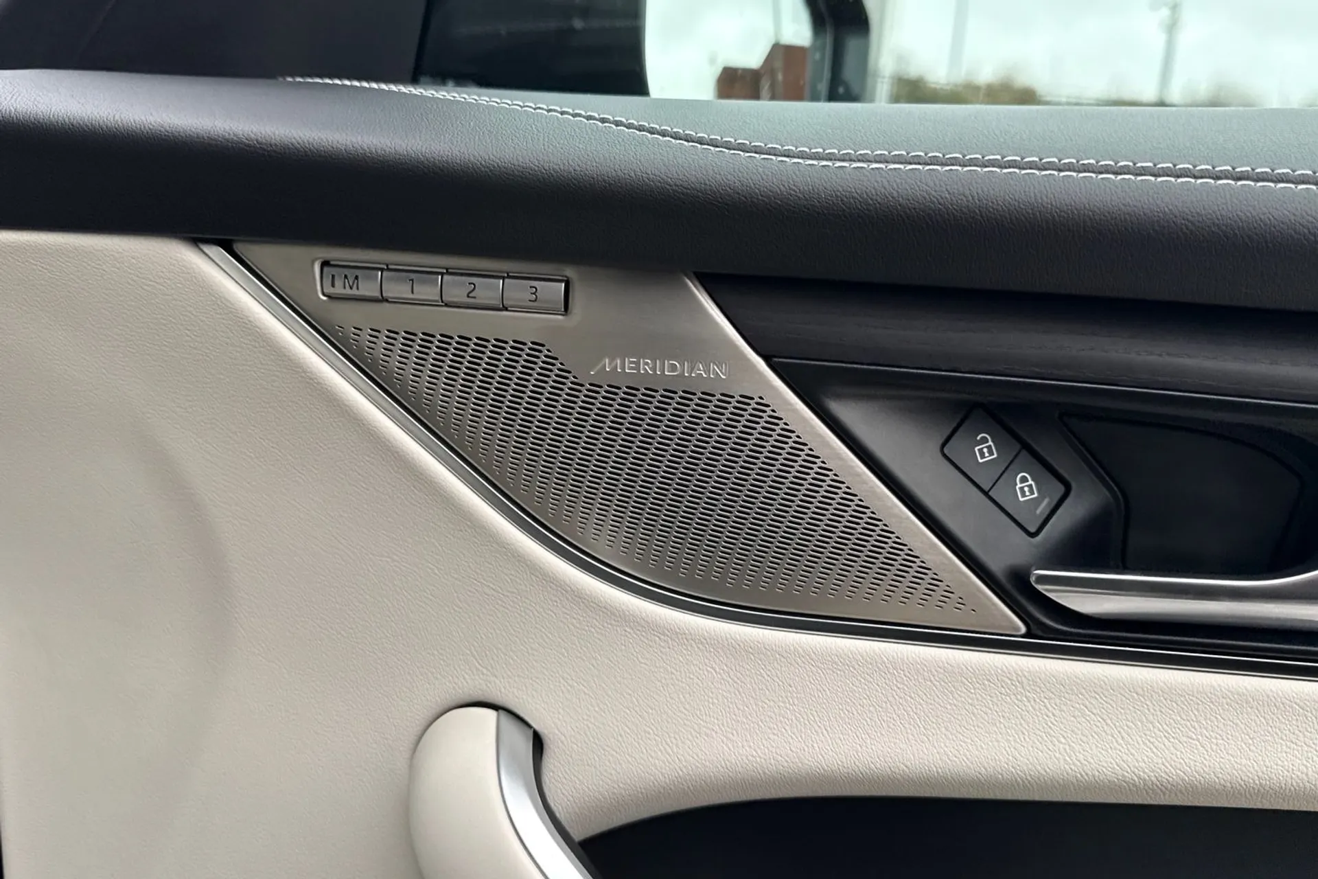 Jaguar F-PACE thumbnail image number 27