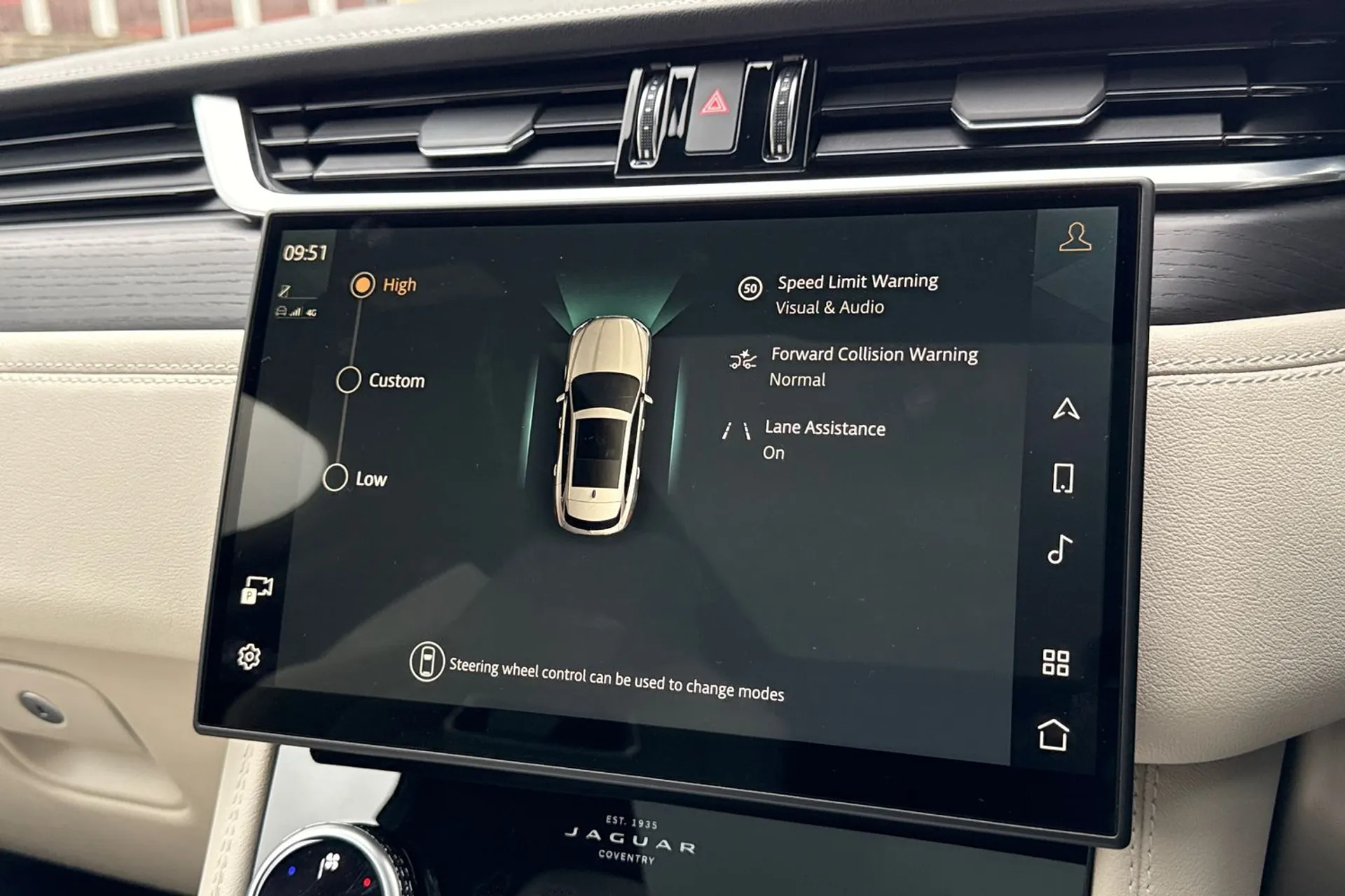 Jaguar F-PACE thumbnail image number 37