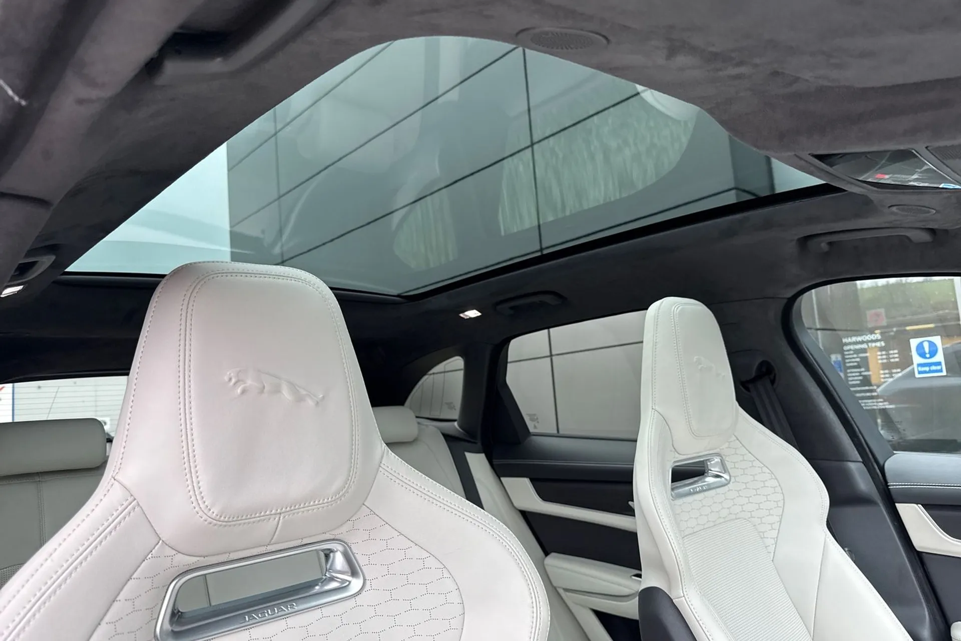 Jaguar F-PACE thumbnail image number 9