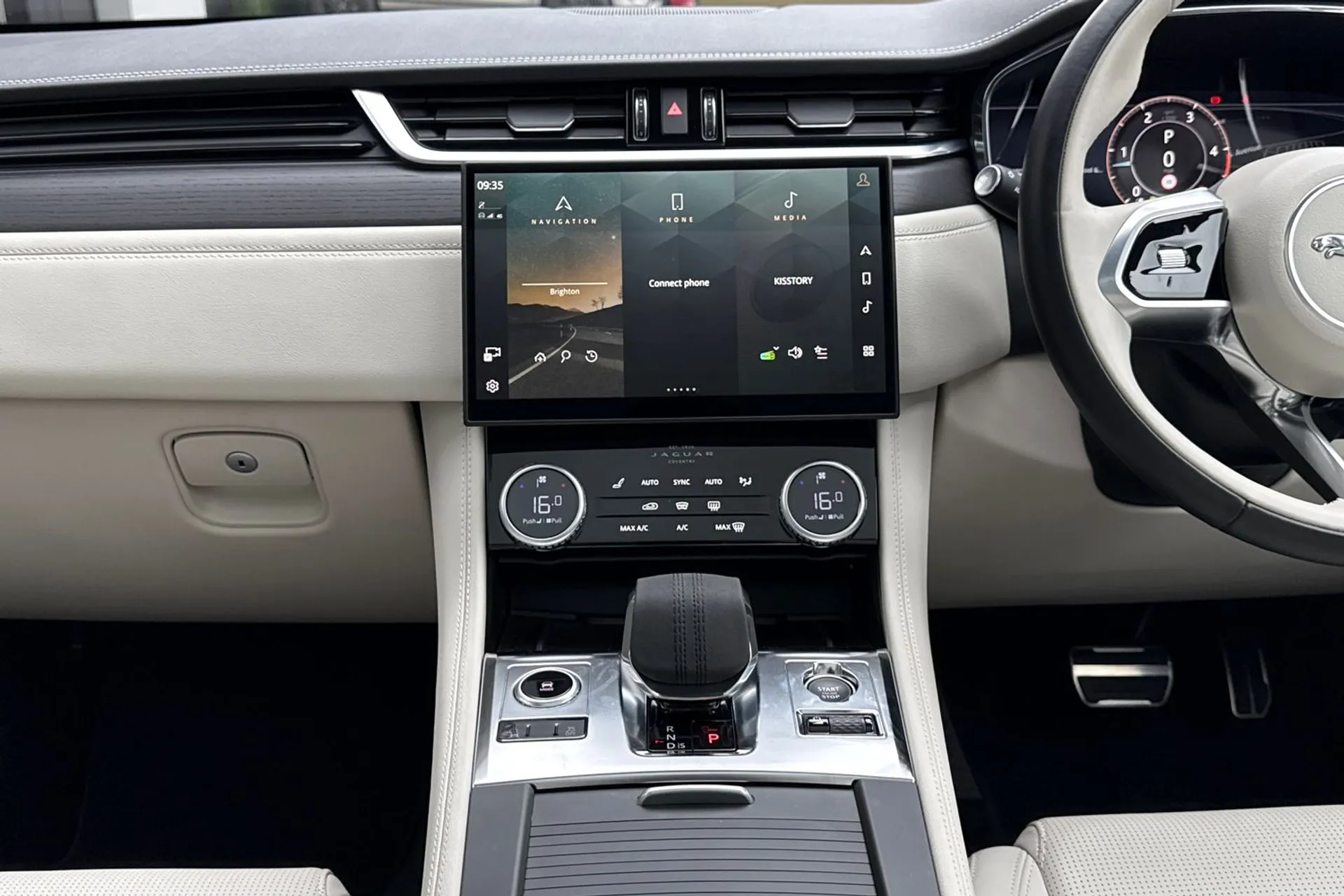 Jaguar F-PACE thumbnail image number 34