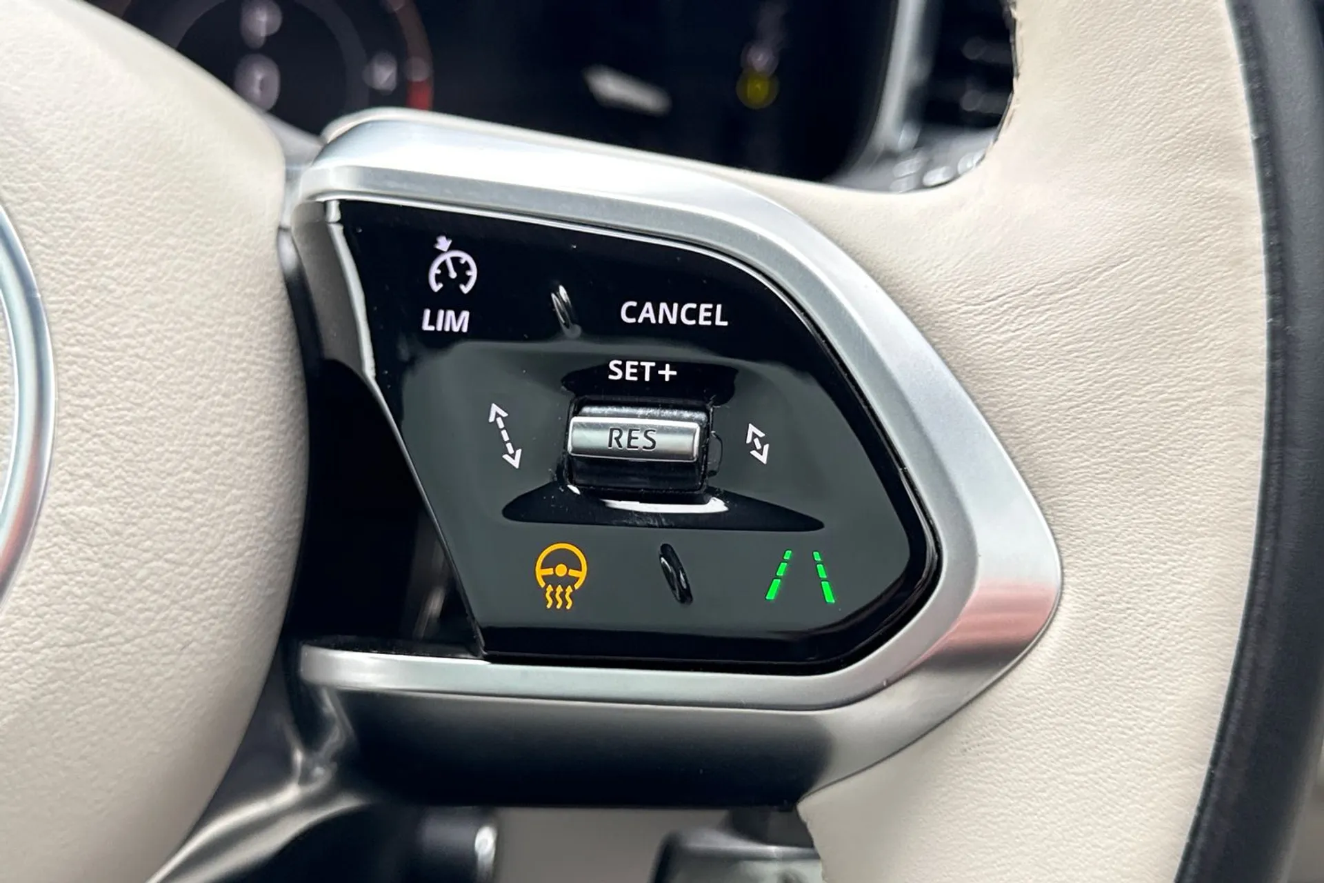 Jaguar F-PACE thumbnail image number 38