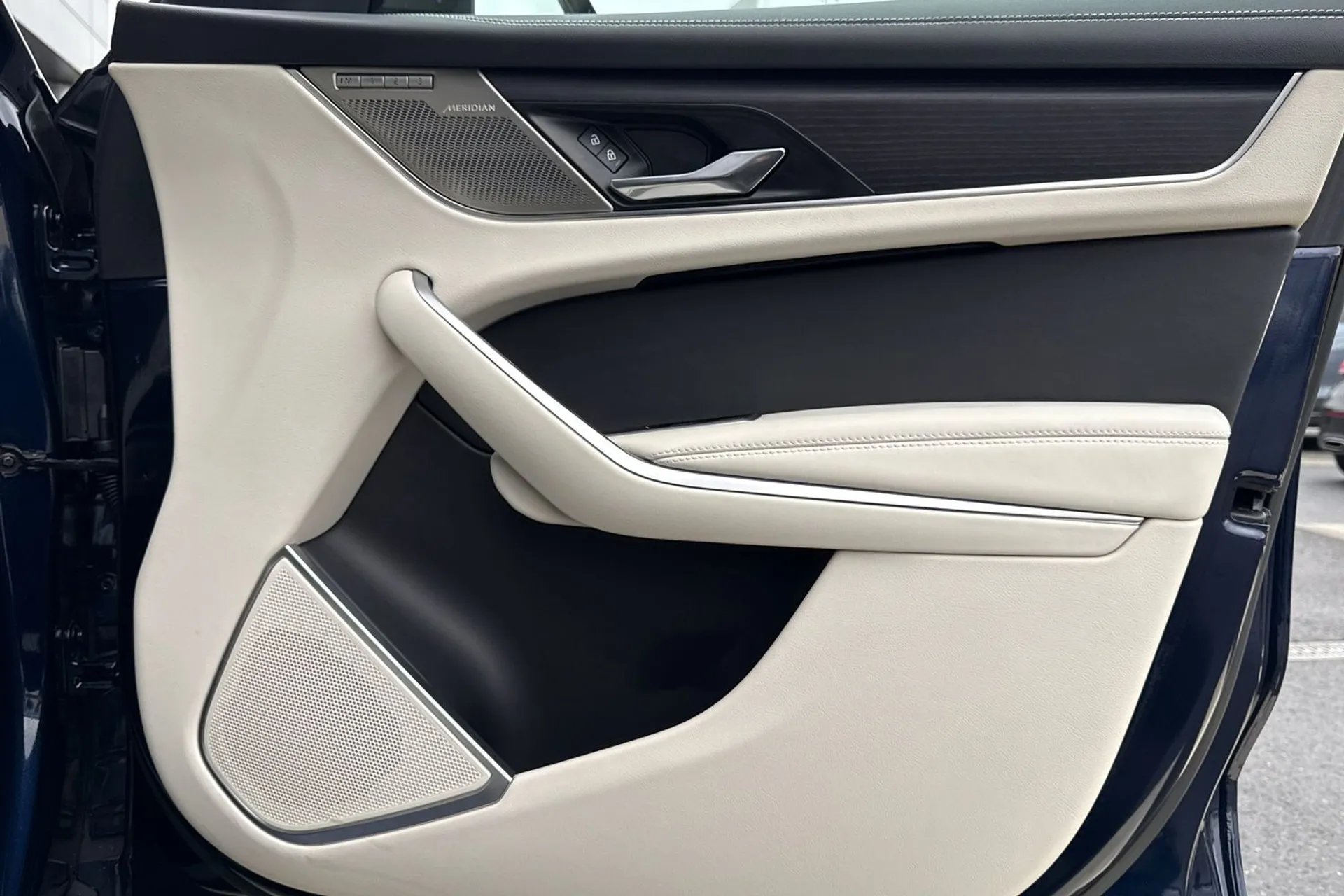 Jaguar F-PACE thumbnail image number 25