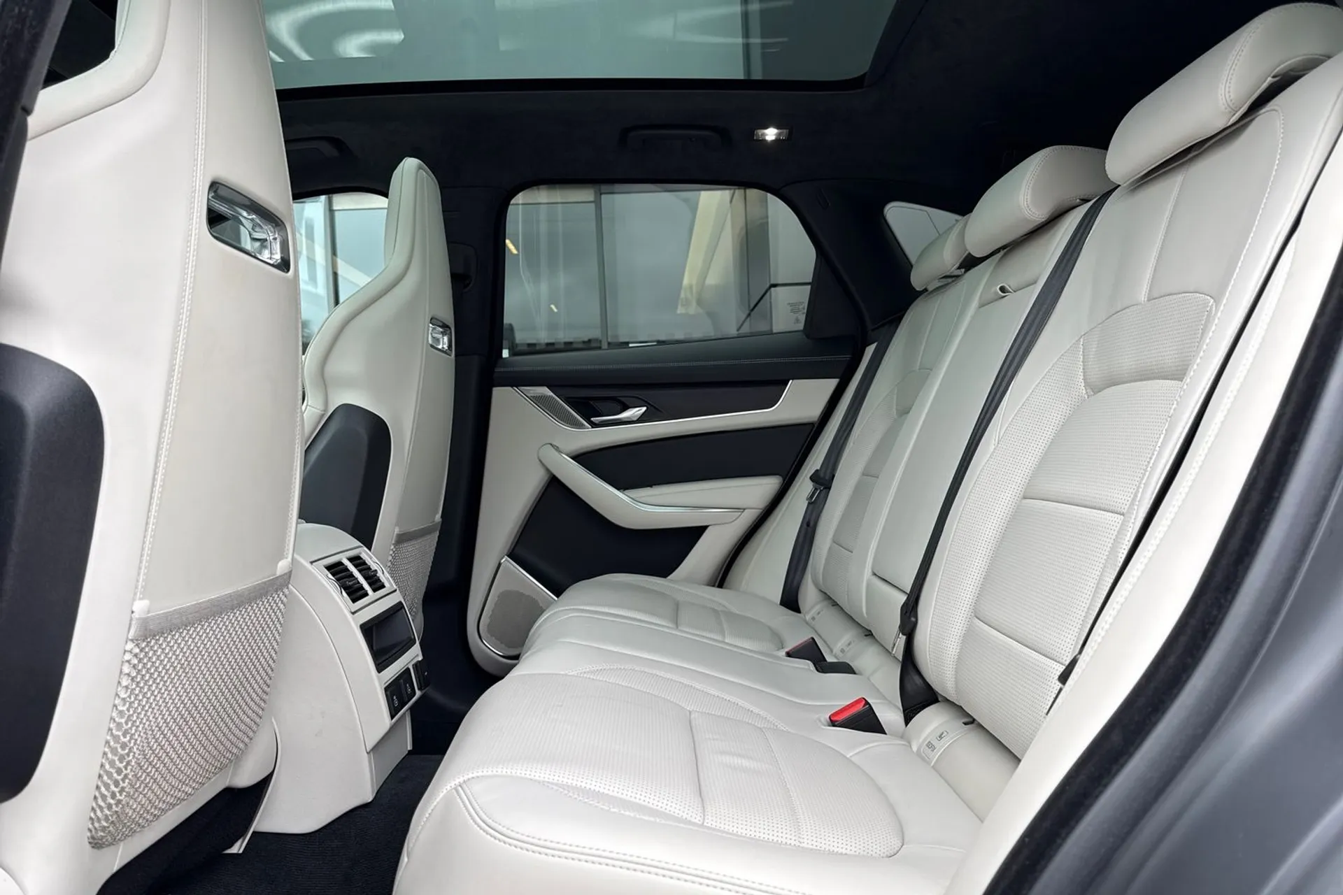 Jaguar F-PACE thumbnail image number 54