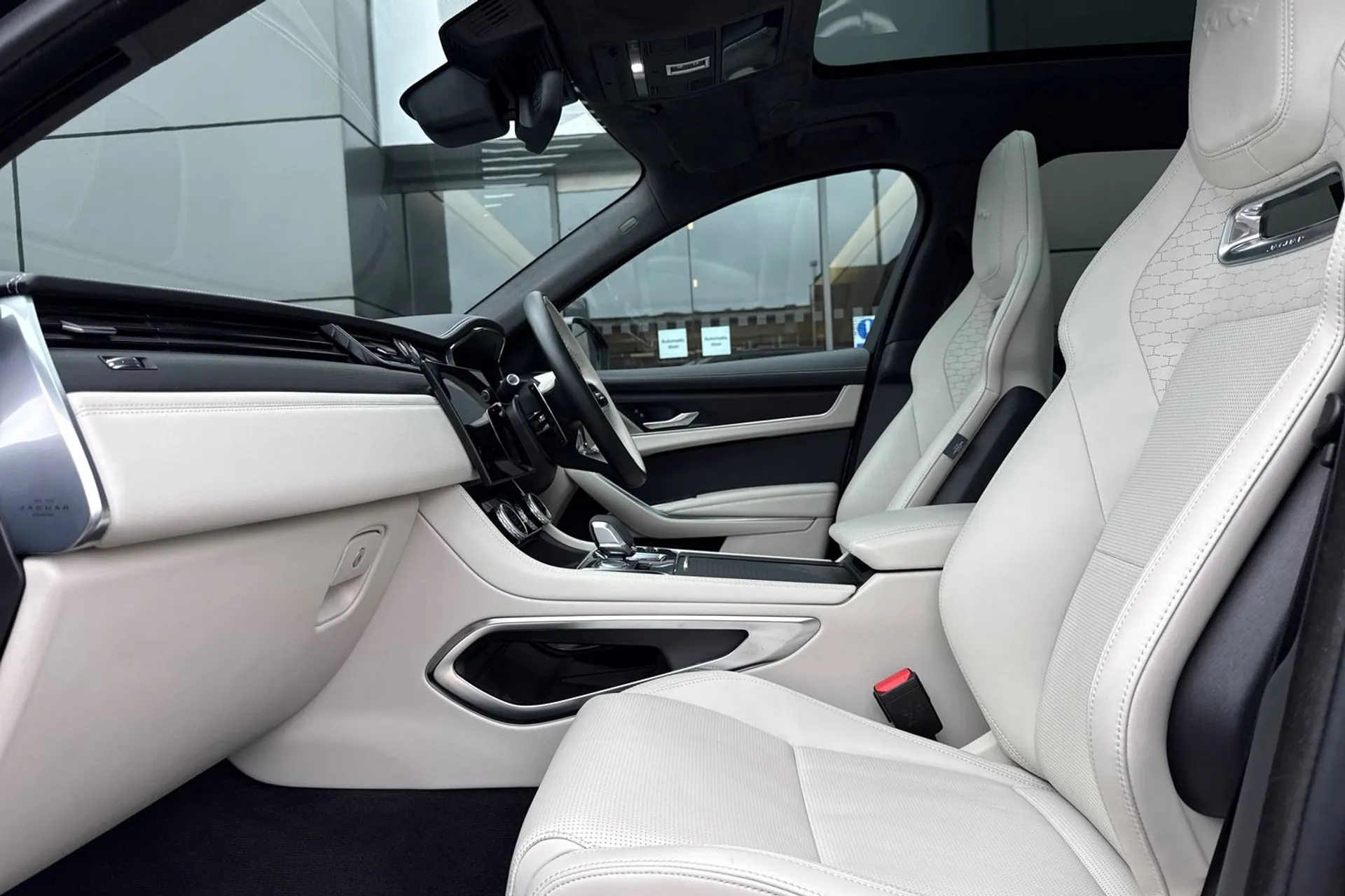 Jaguar F-PACE thumbnail image number 51