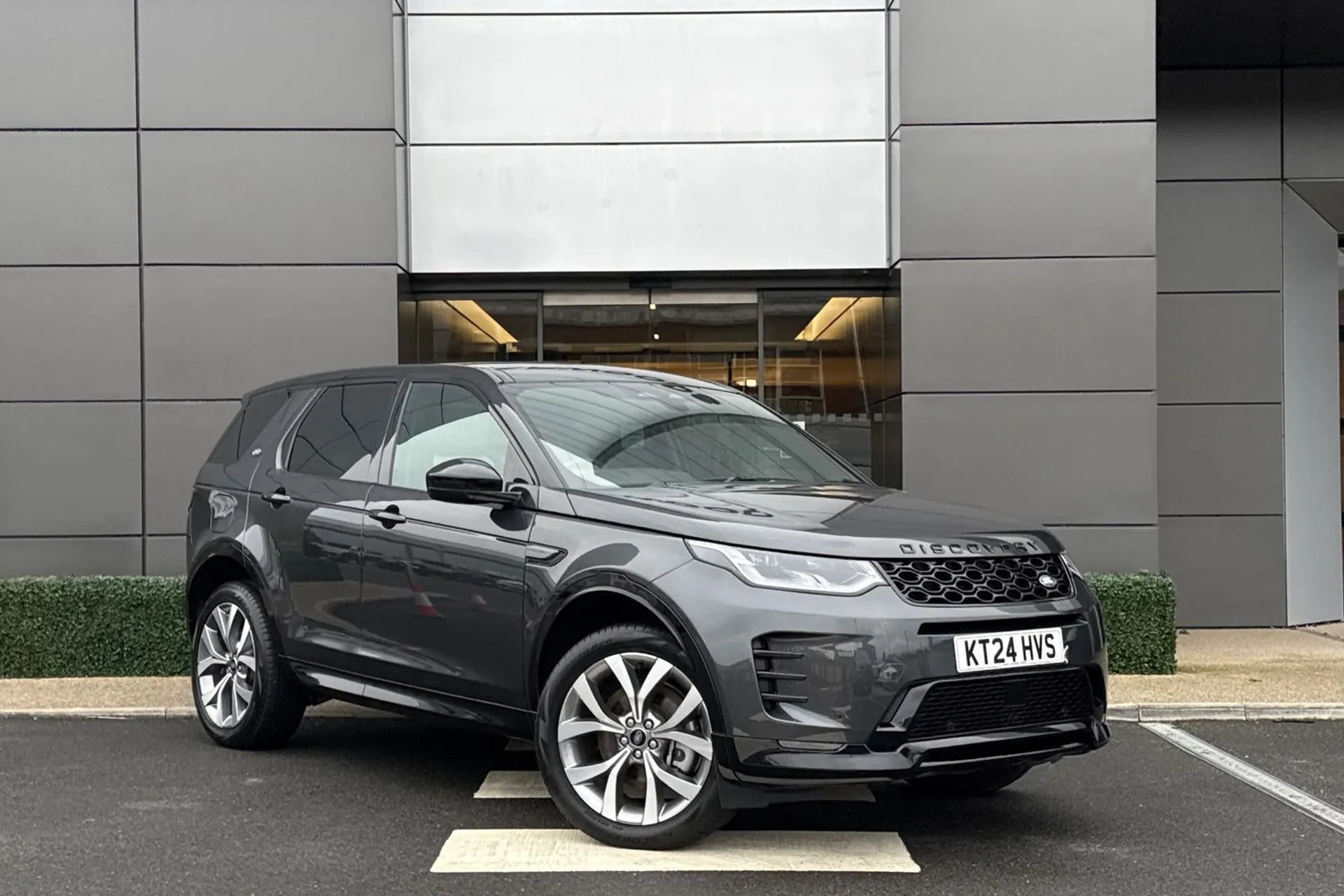 LAND ROVER DISCOVERY SPORT focused image
