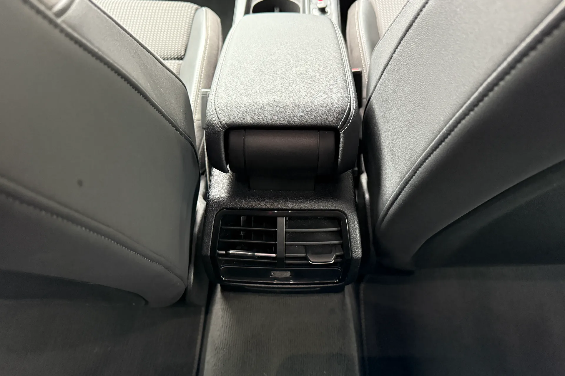 Audi Q3 thumbnail image number 38