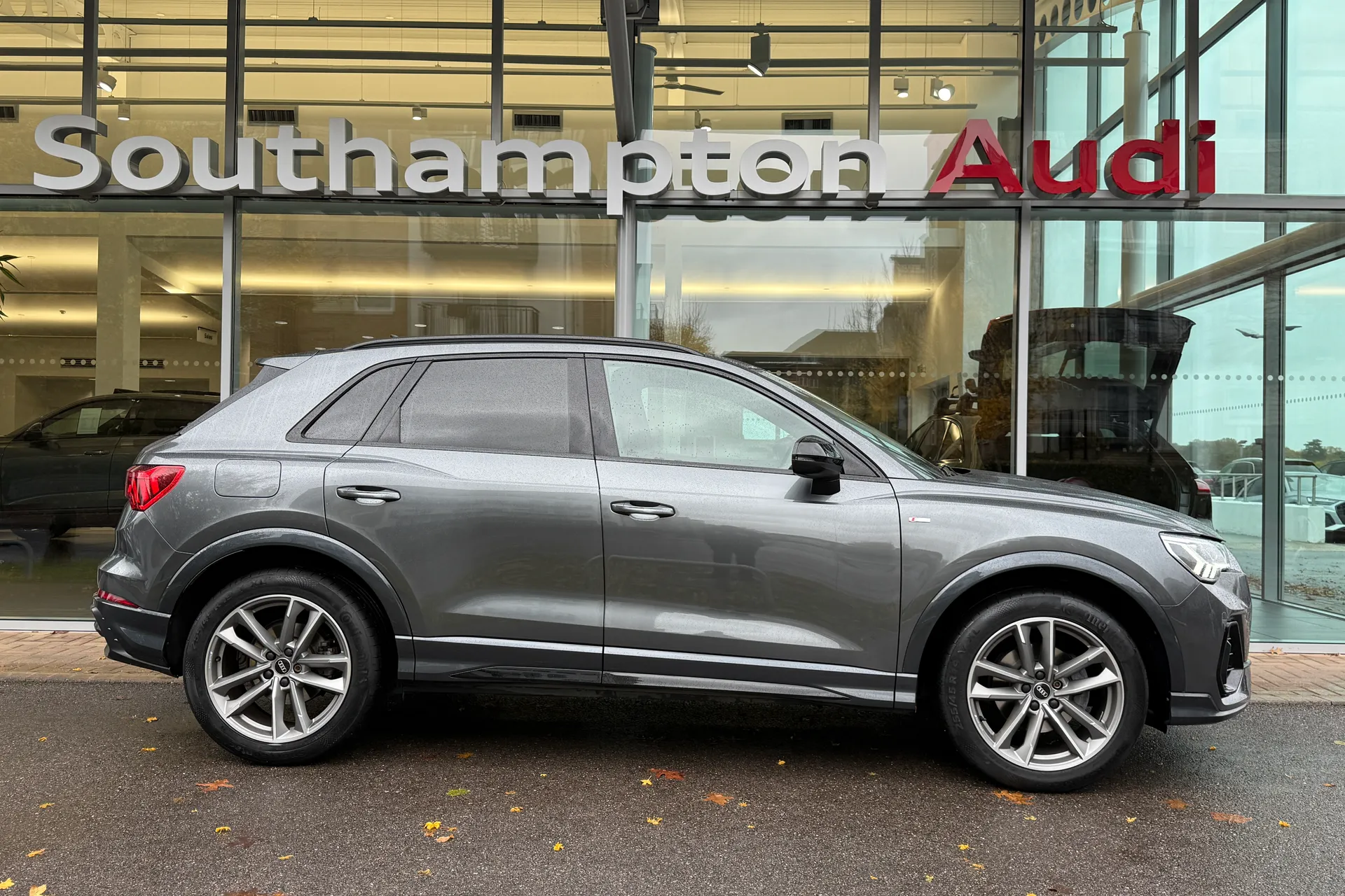 Audi Q3 thumbnail image number 2