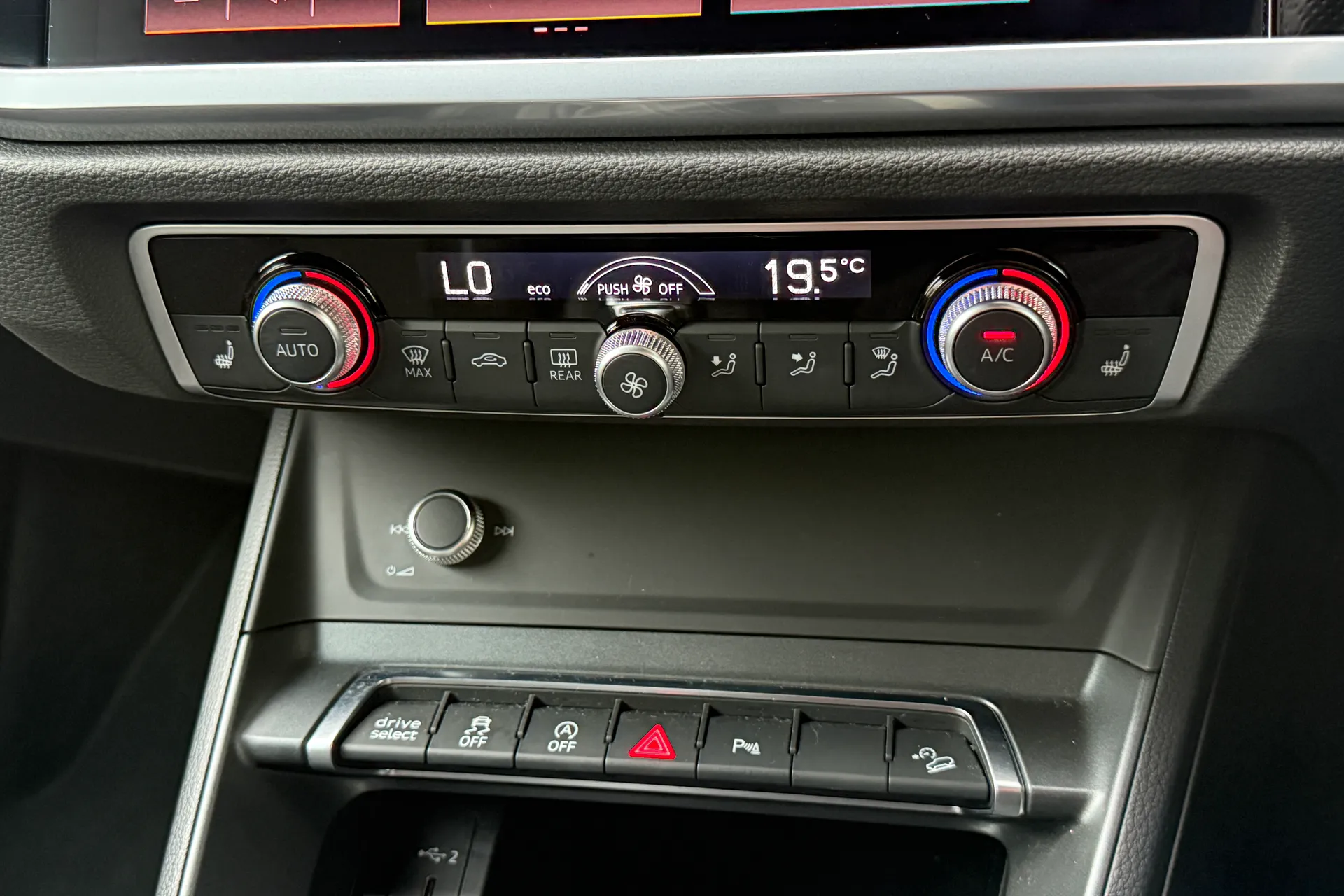 Audi Q3 thumbnail image number 16