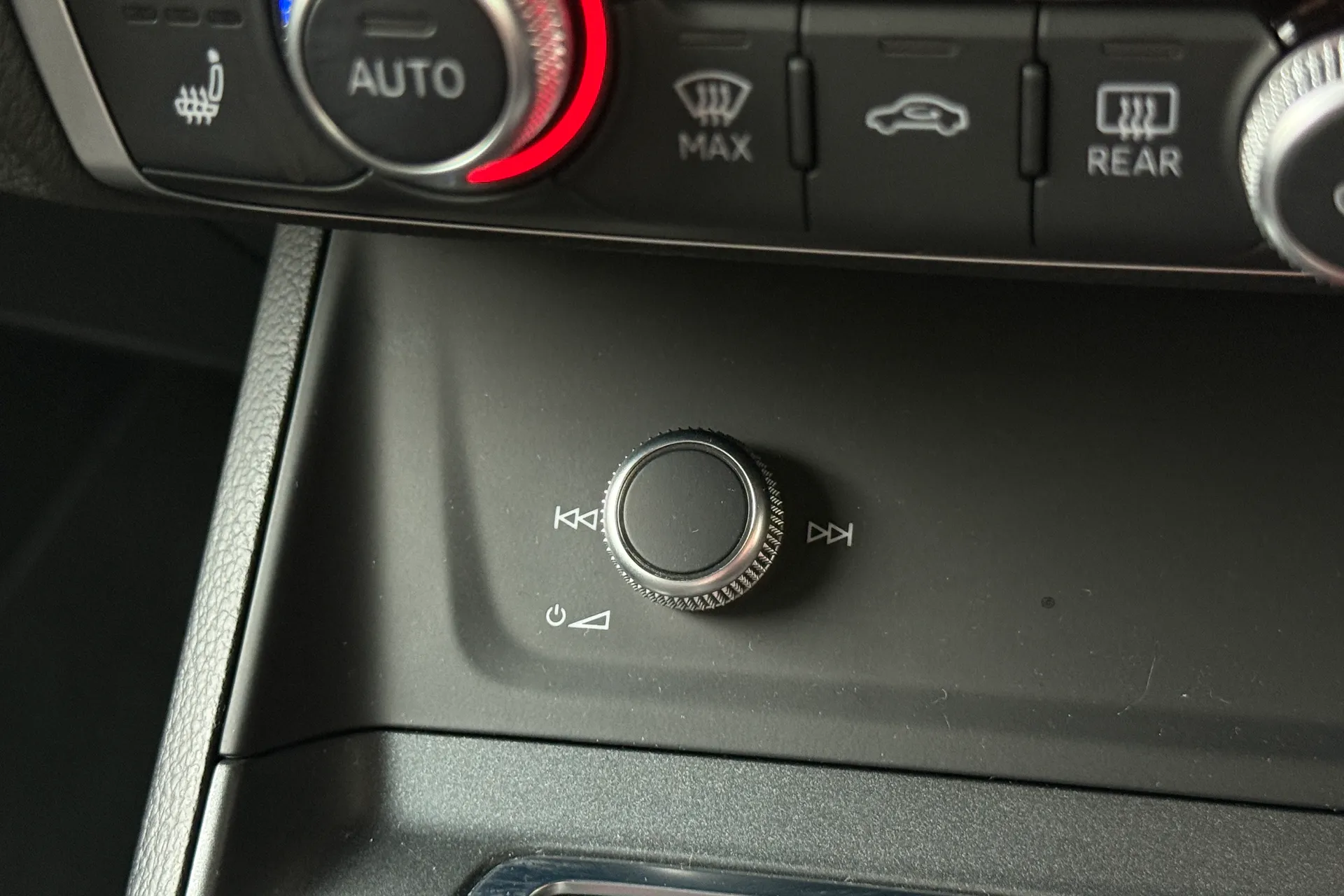 Audi Q3 thumbnail image number 18