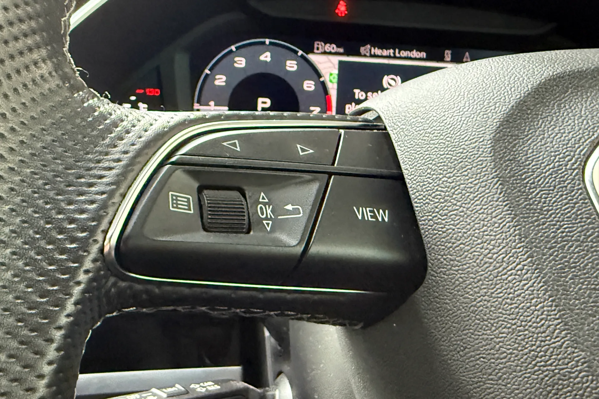 Audi Q3 thumbnail image number 10