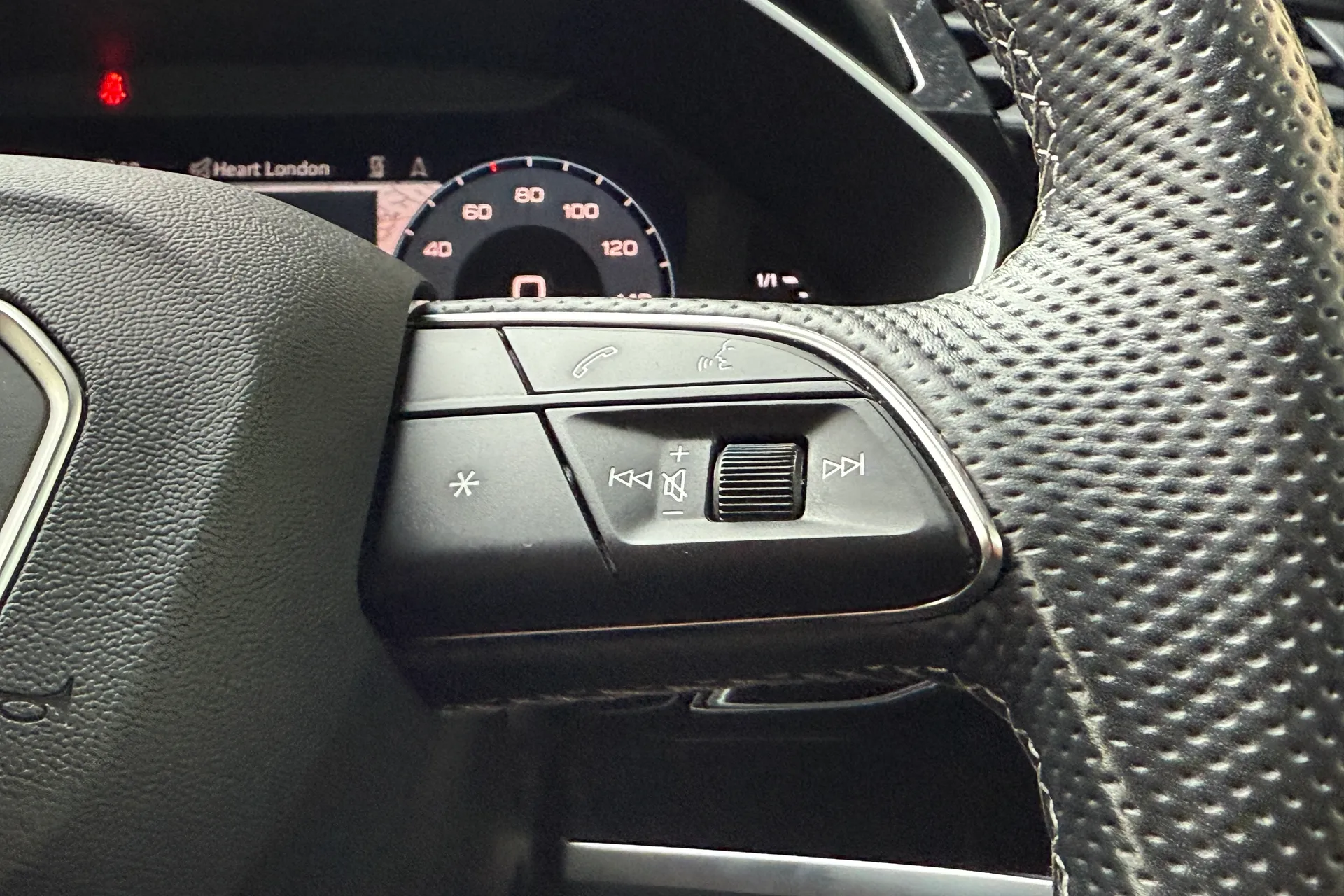 Audi Q3 thumbnail image number 11