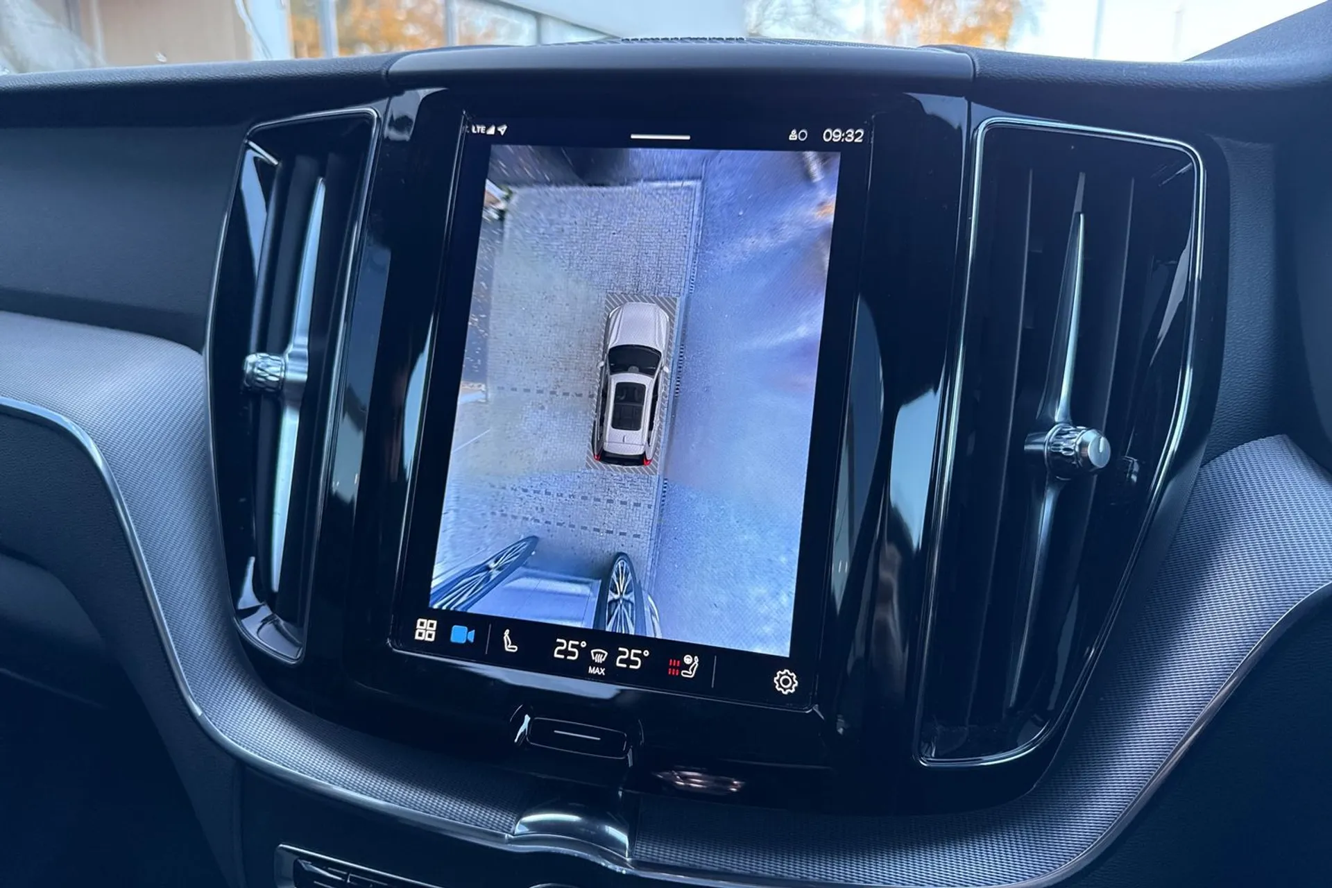 Volvo XC60 thumbnail image number 4